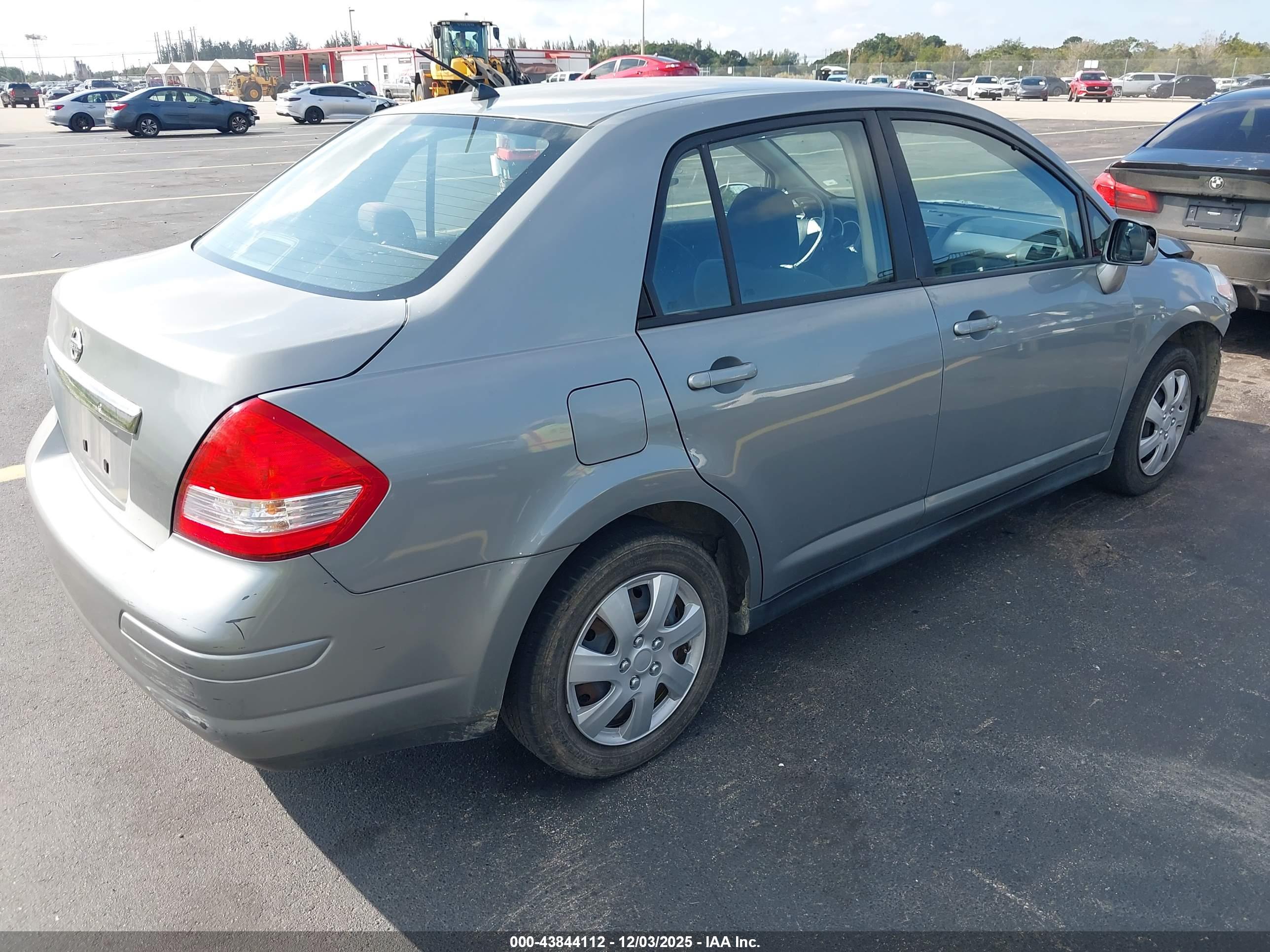 NISSAN VERSA image 4