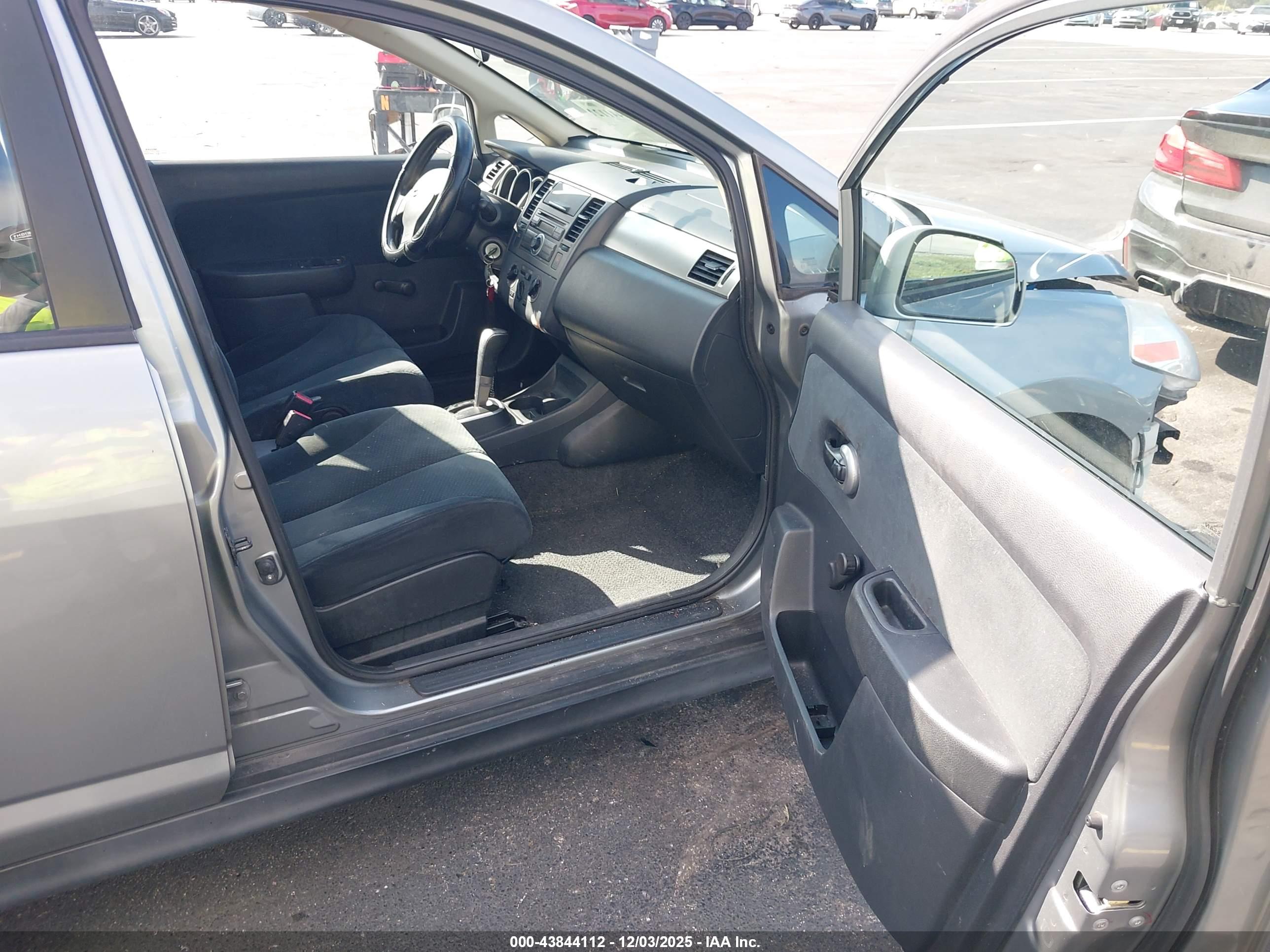 NISSAN VERSA image 5