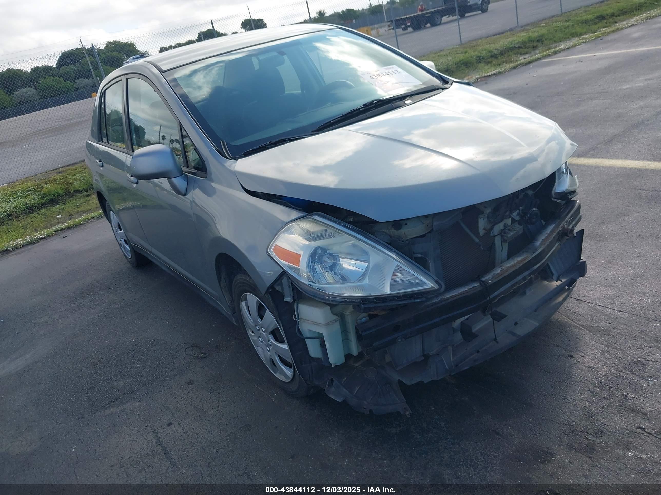 NISSAN VERSA image 6