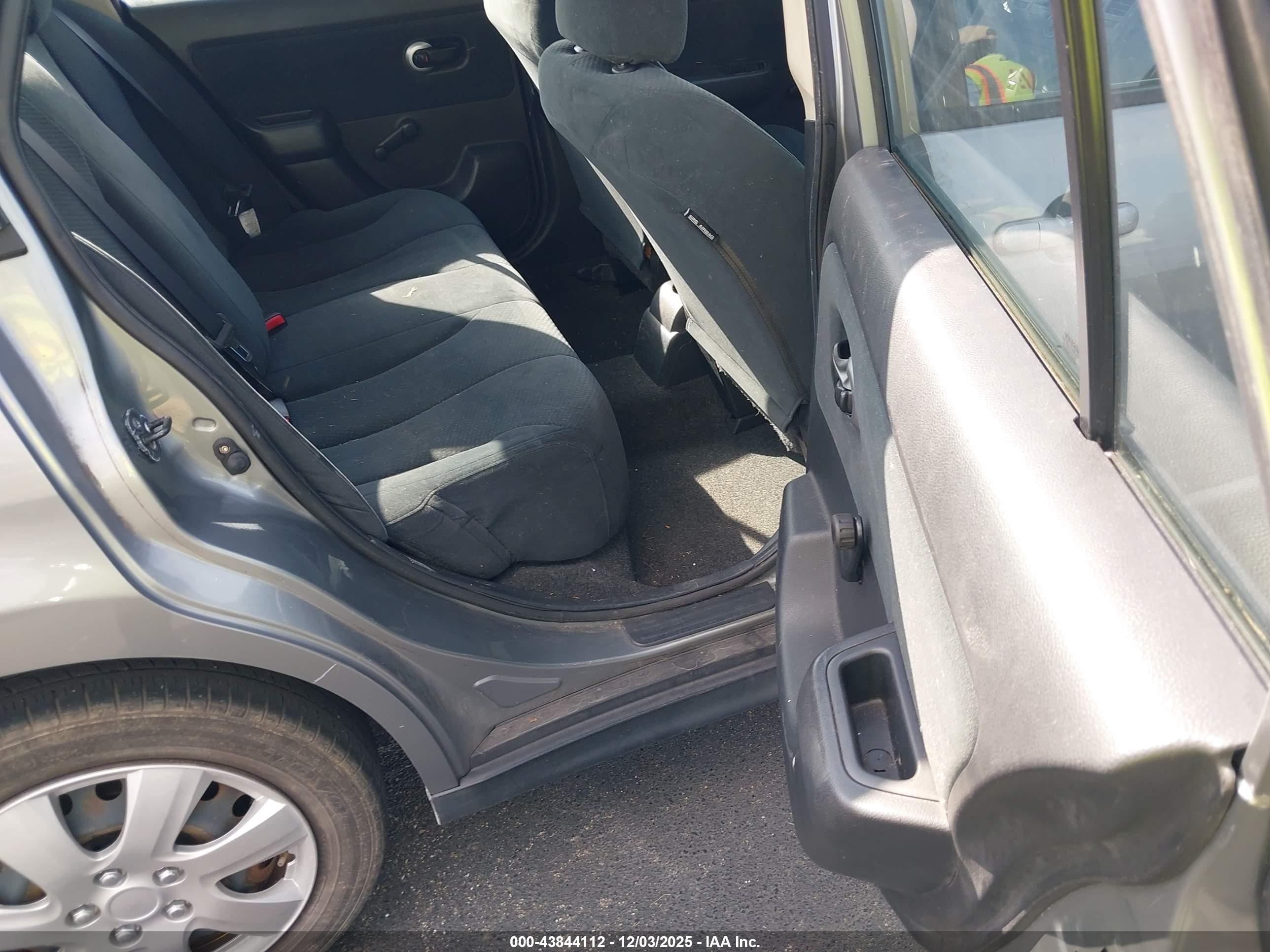 NISSAN VERSA image 8