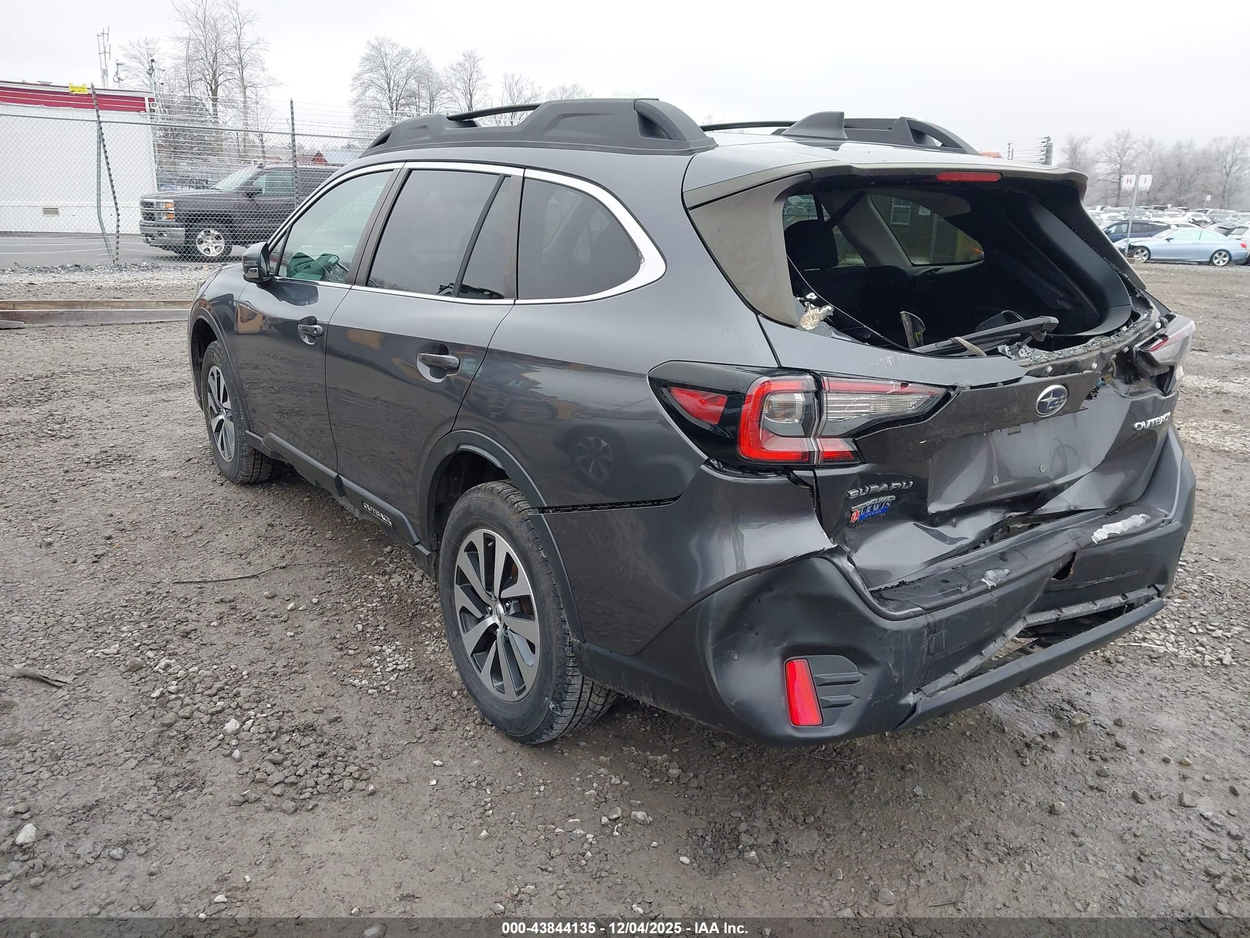 SUBARU OUTBACK image 3