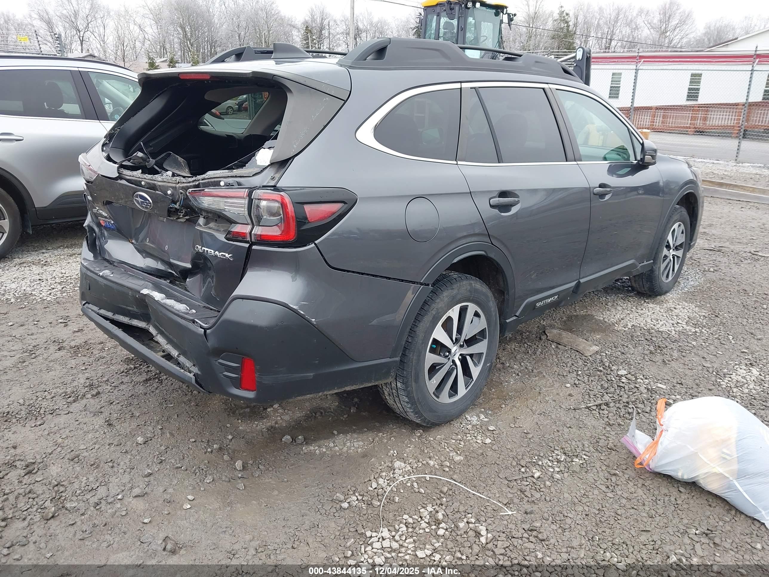 SUBARU OUTBACK image 4