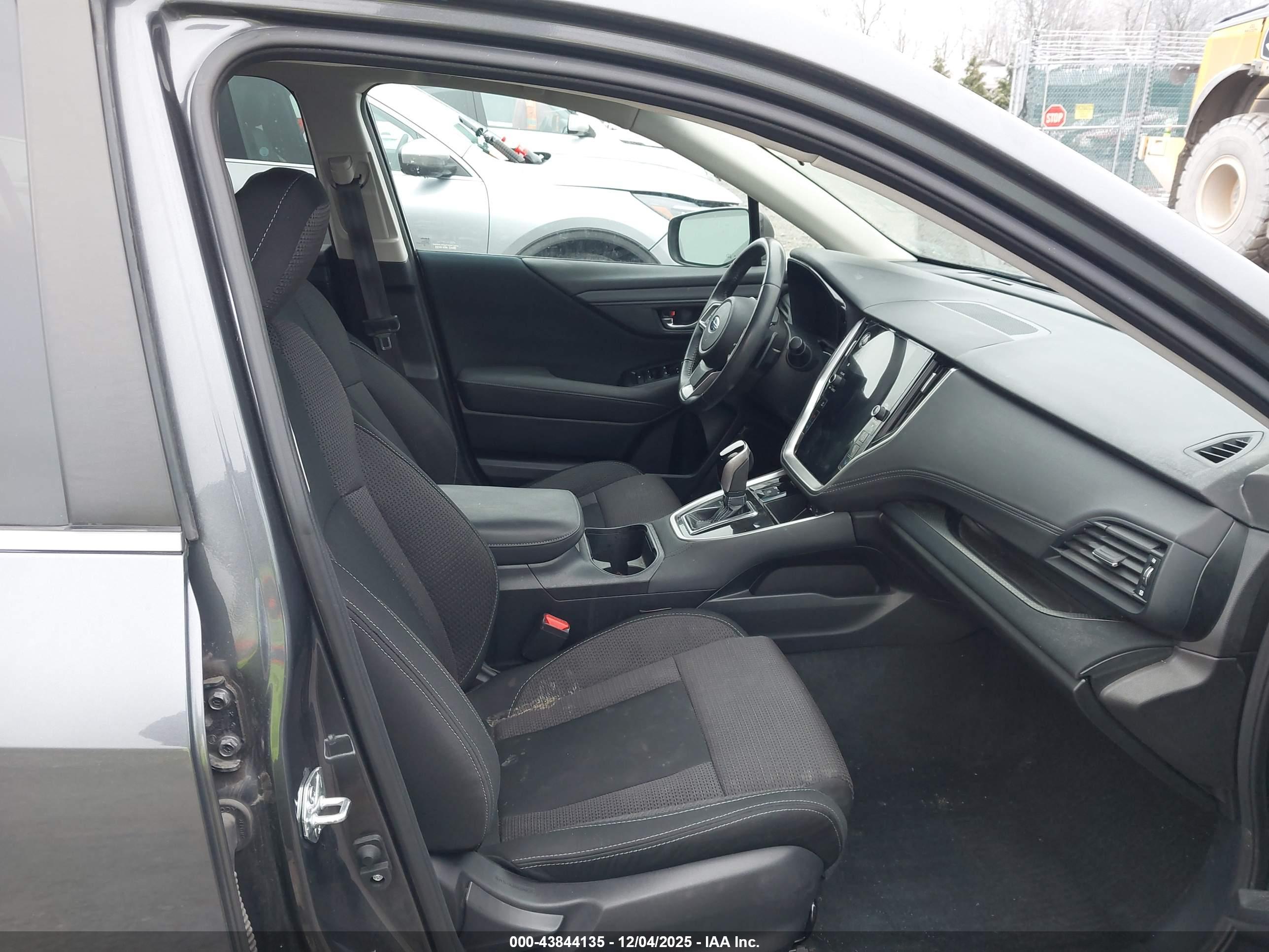 SUBARU OUTBACK image 5