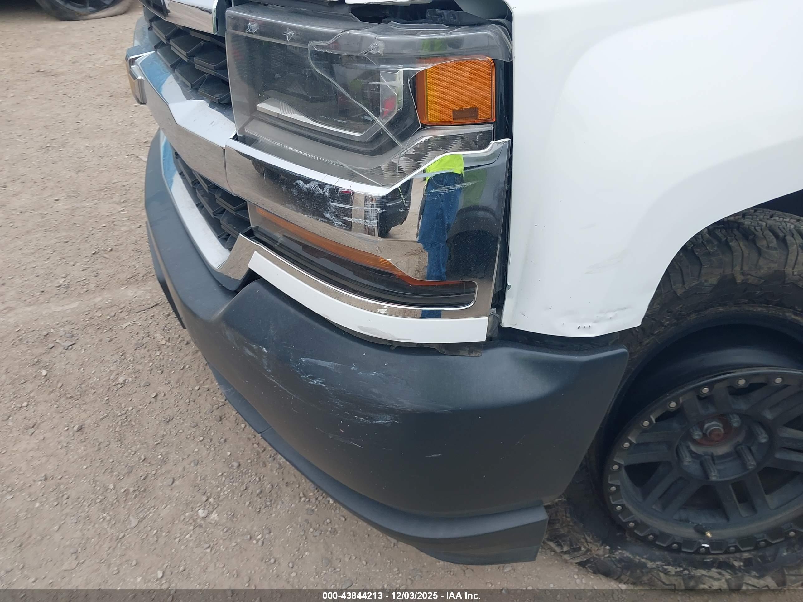 CHEVROLET SILVERADO image 6