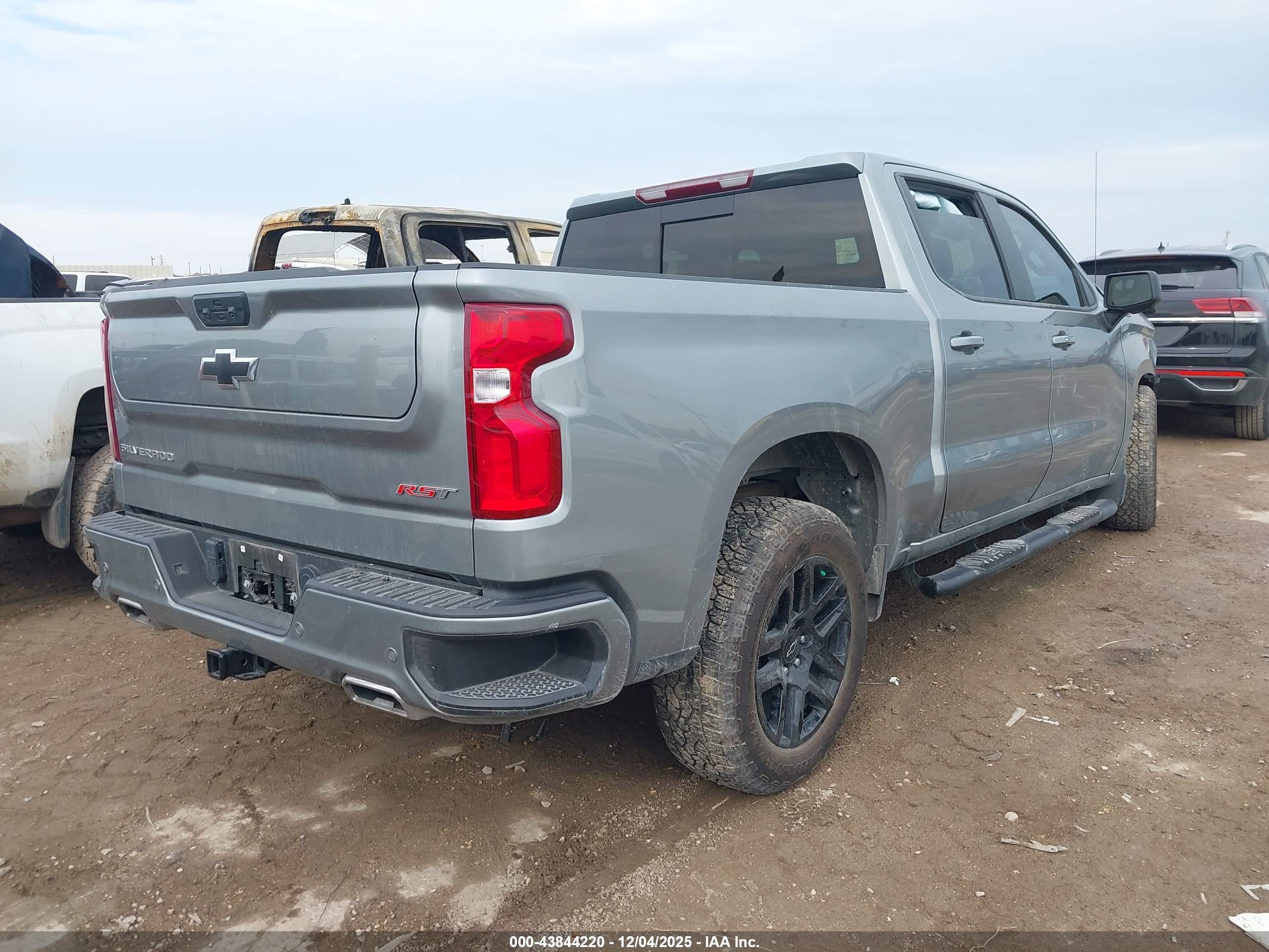 CHEVROLET SILVERADO image 4