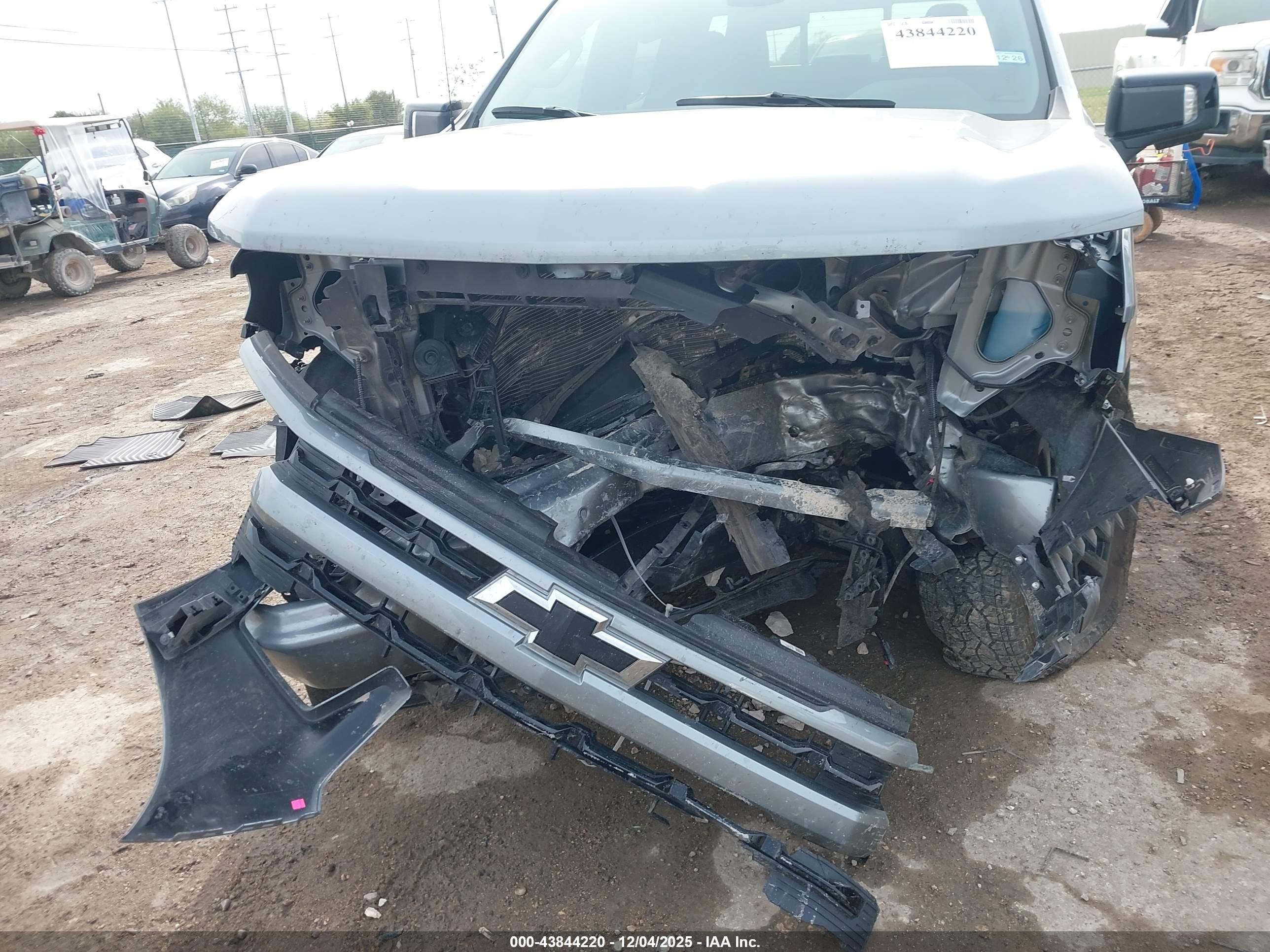 CHEVROLET SILVERADO image 6