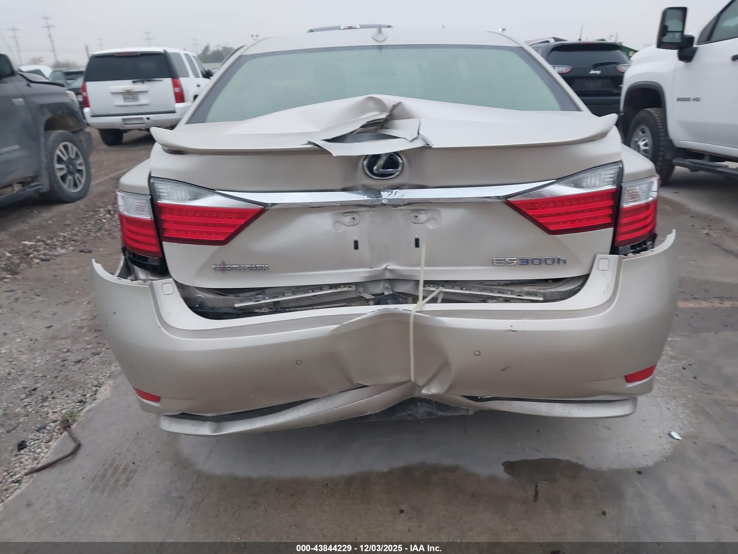 LEXUS ES image 6