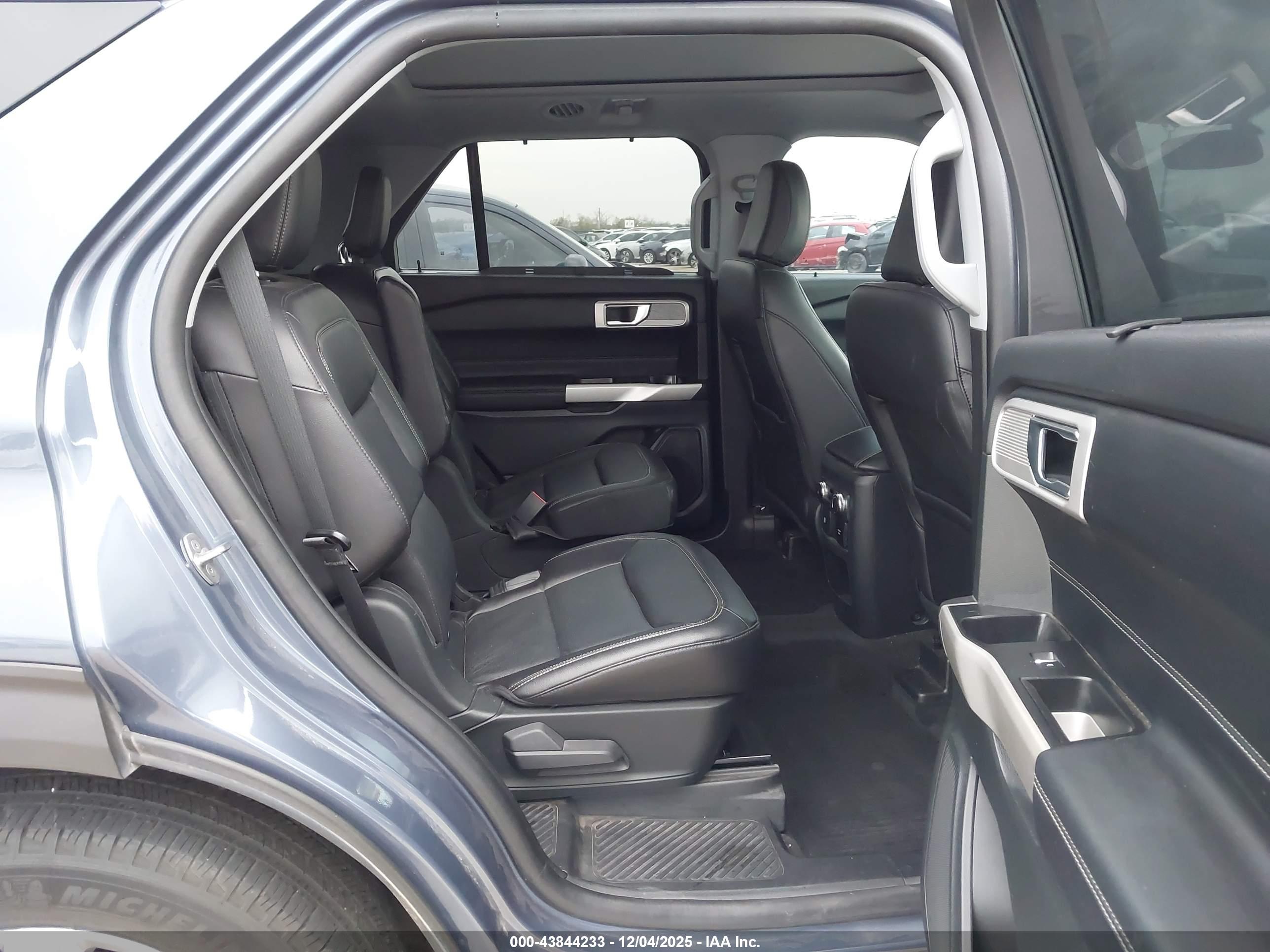 FORD EXPLORER image 8