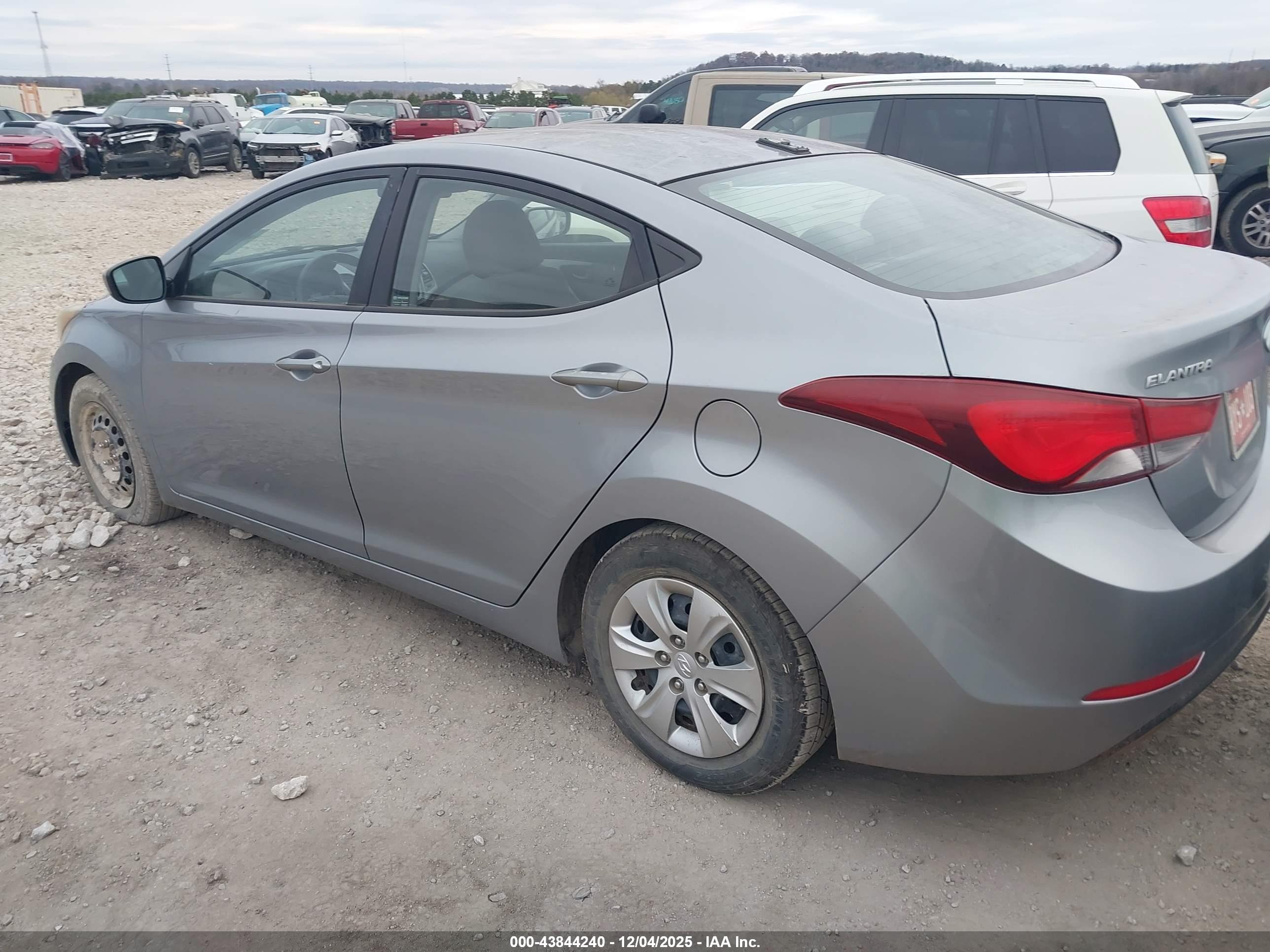 HYUNDAI ELANTRA image 3