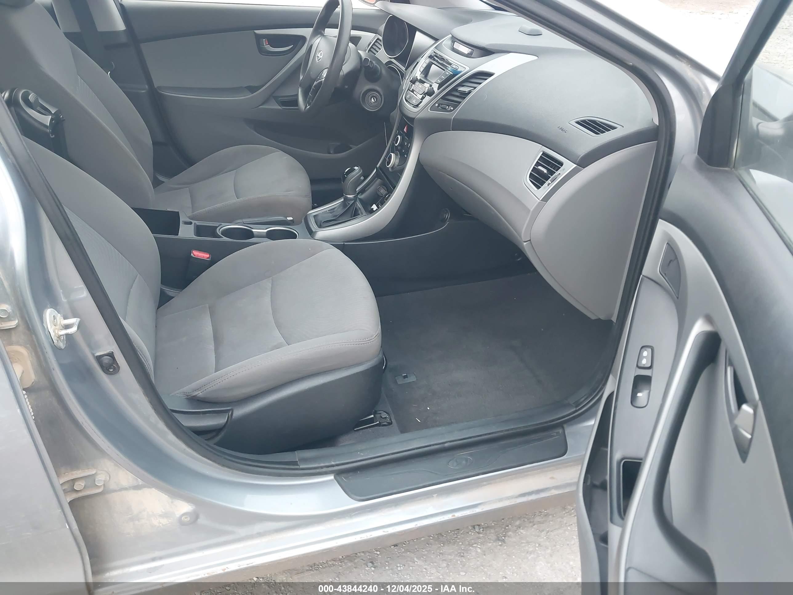 HYUNDAI ELANTRA image 5