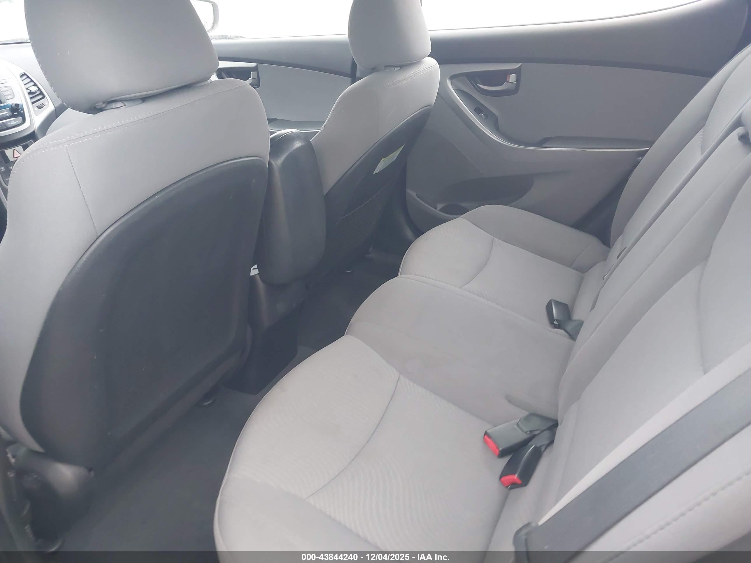 HYUNDAI ELANTRA image 8