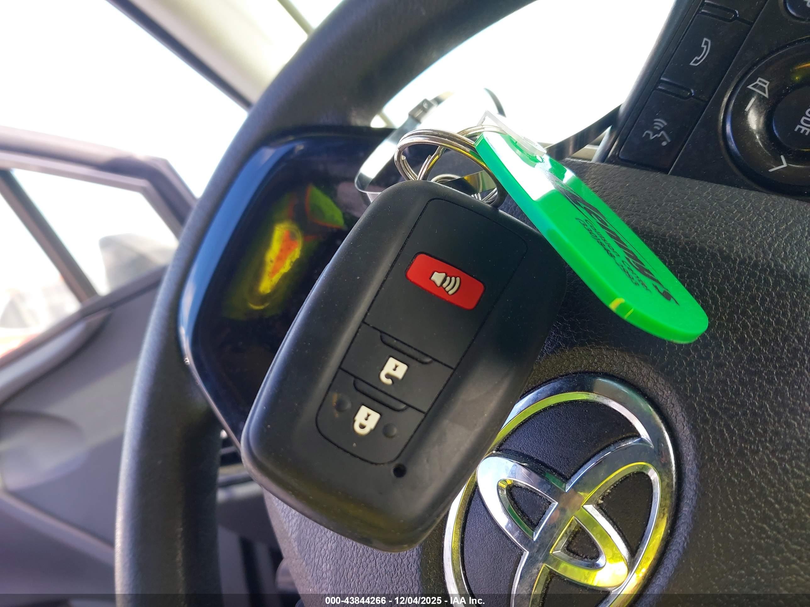 TOYOTA PRIUS image 11