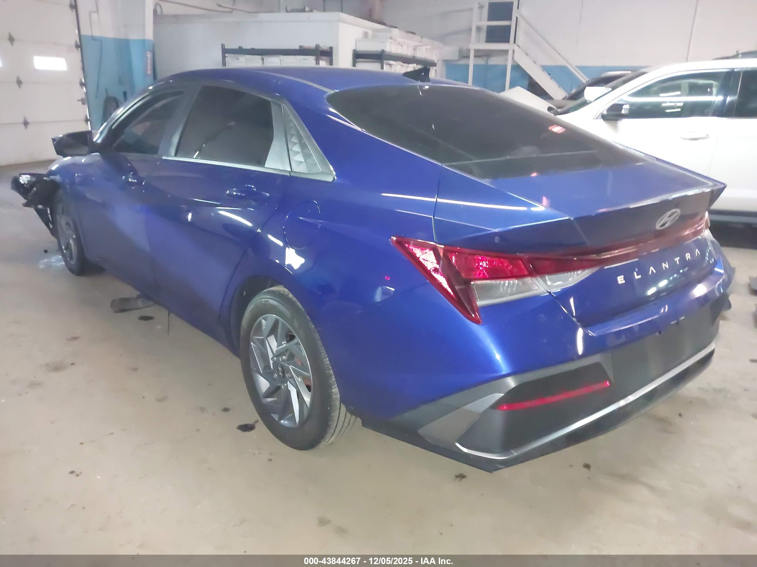 HYUNDAI ELANTRA image 3