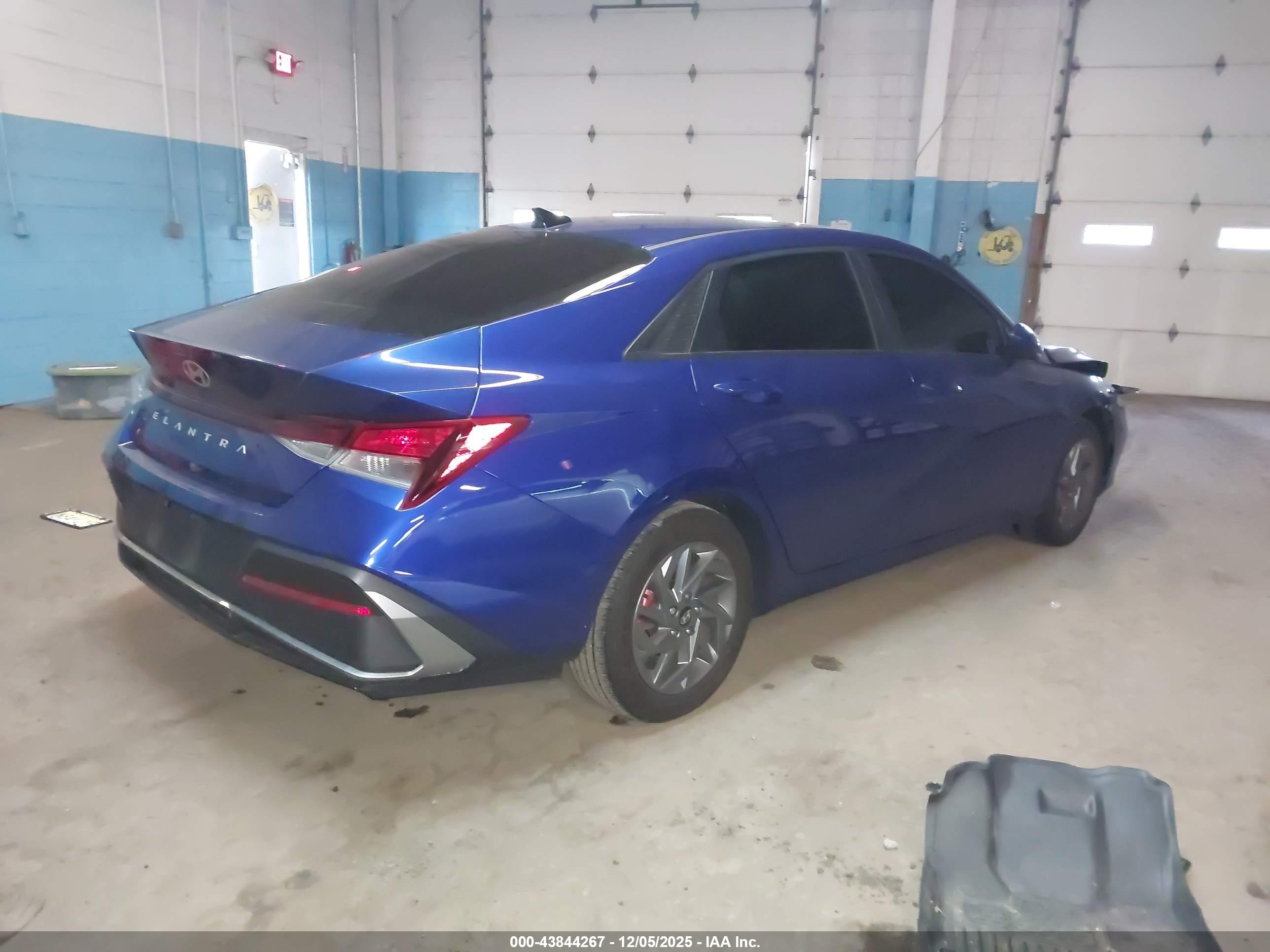 HYUNDAI ELANTRA image 4