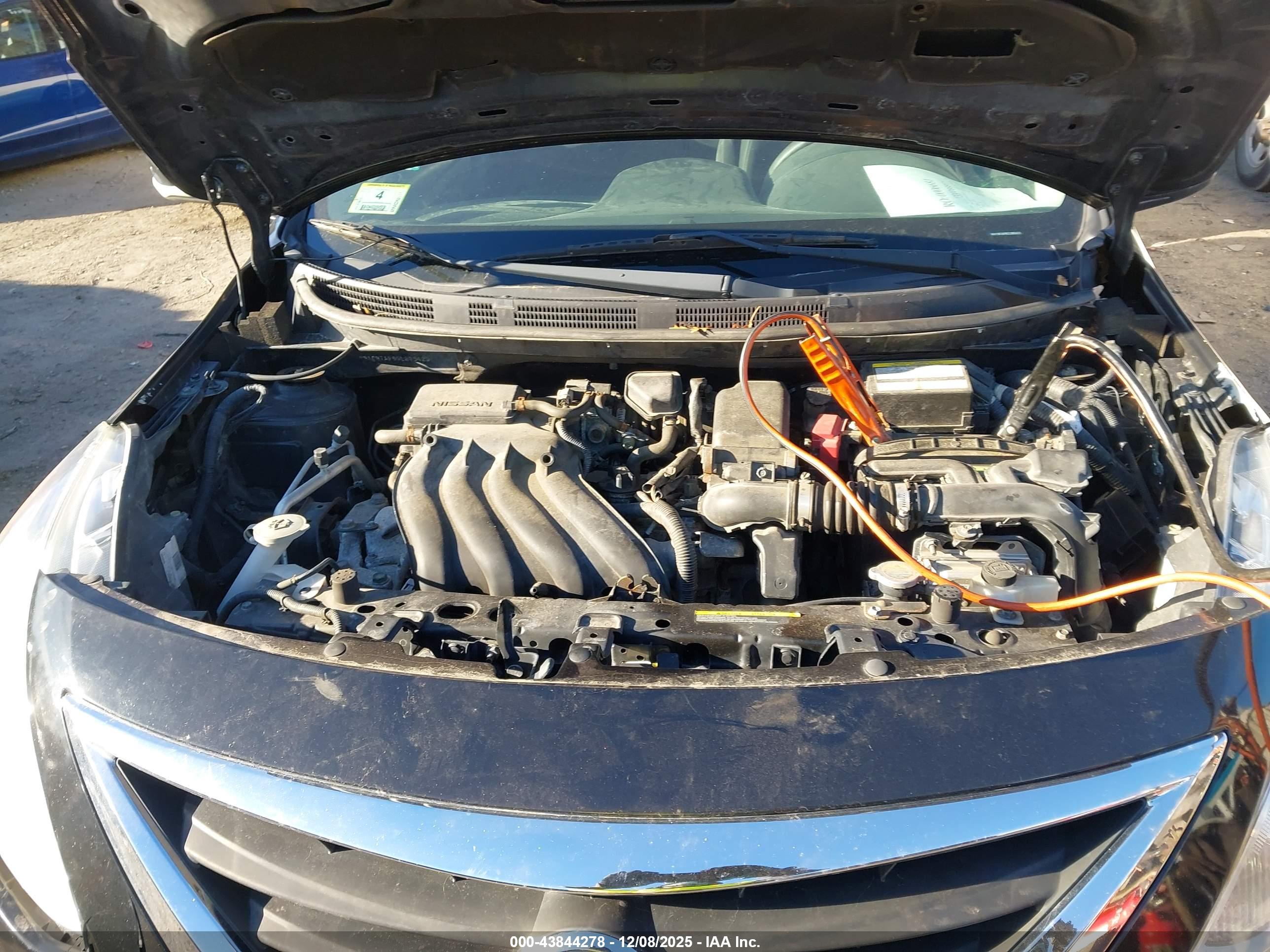 NISSAN VERSA image 10