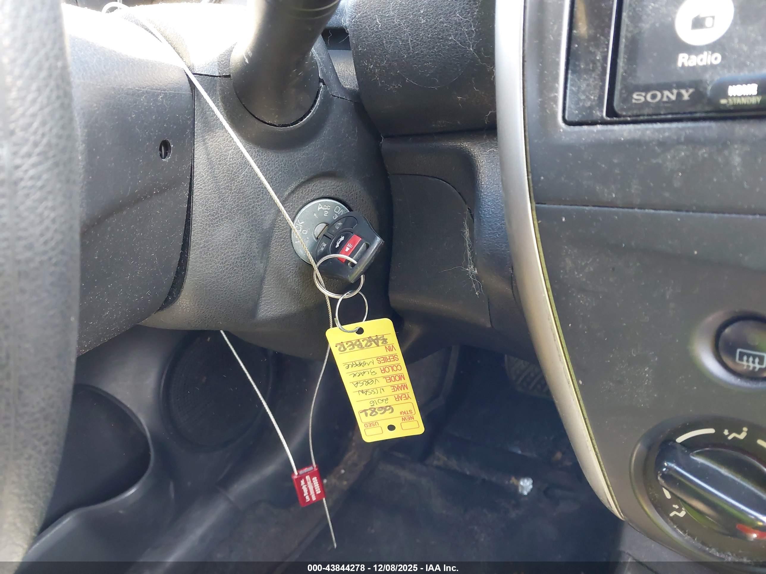 NISSAN VERSA image 11