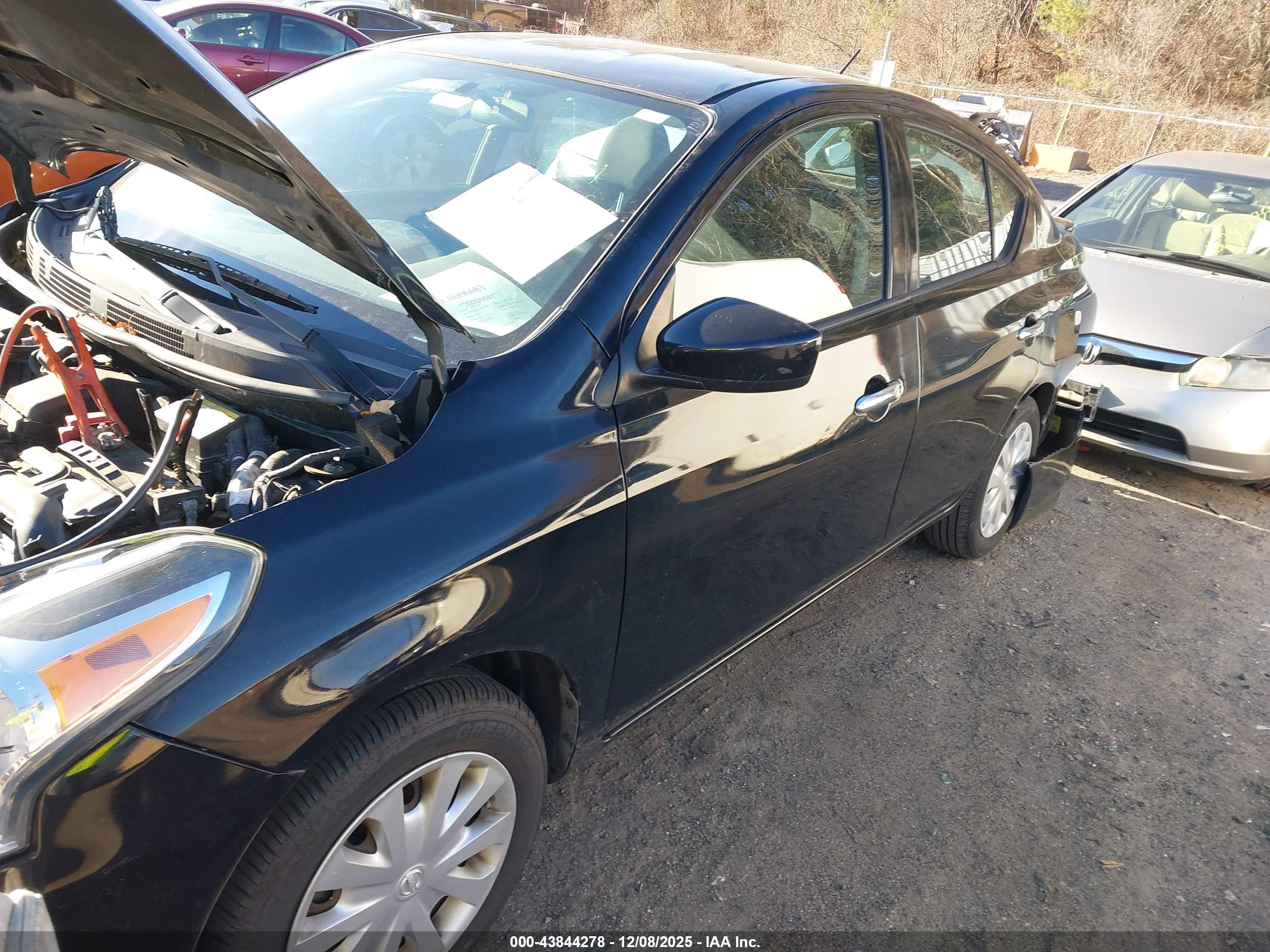 NISSAN VERSA image 2