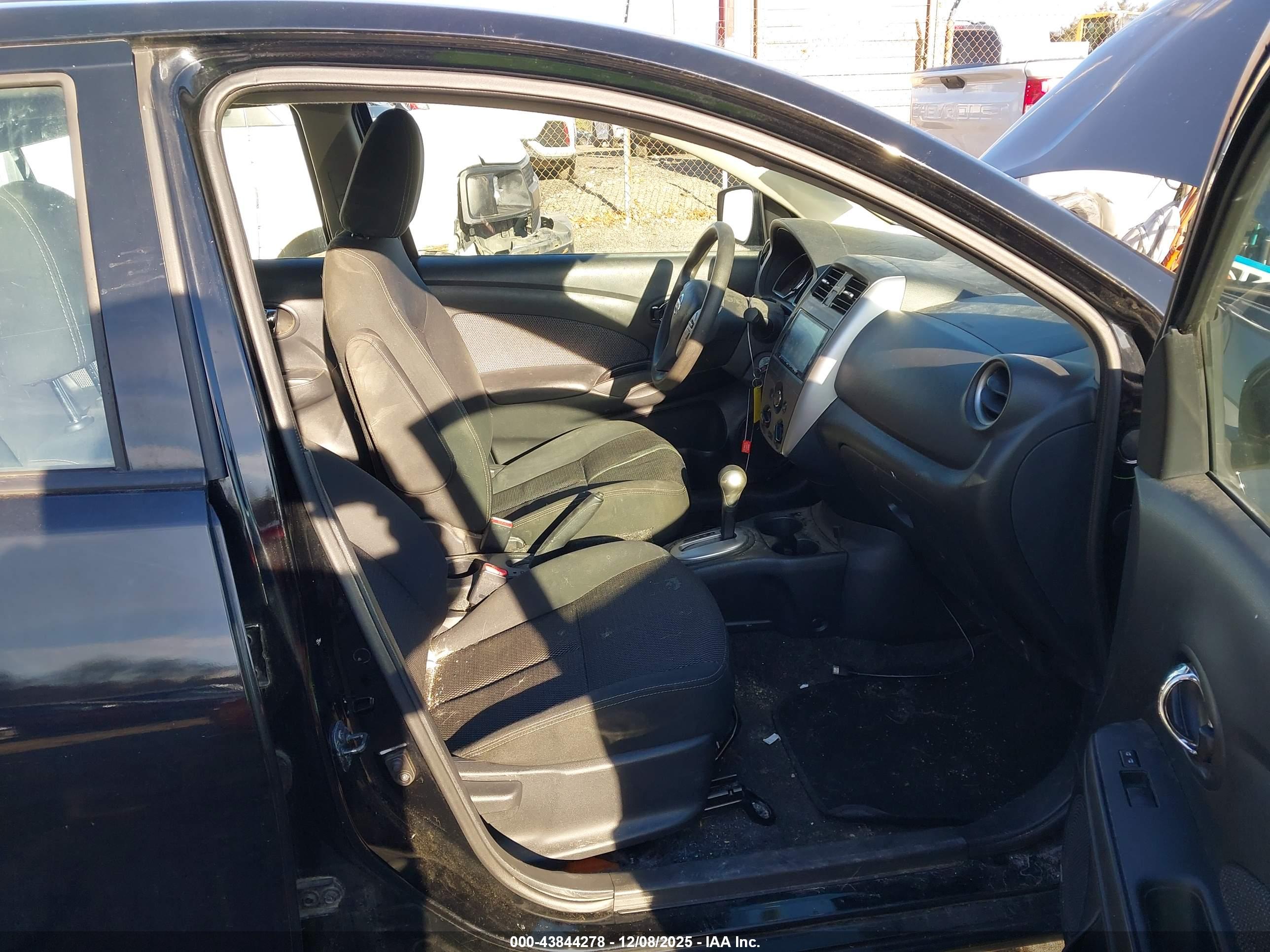 NISSAN VERSA image 5
