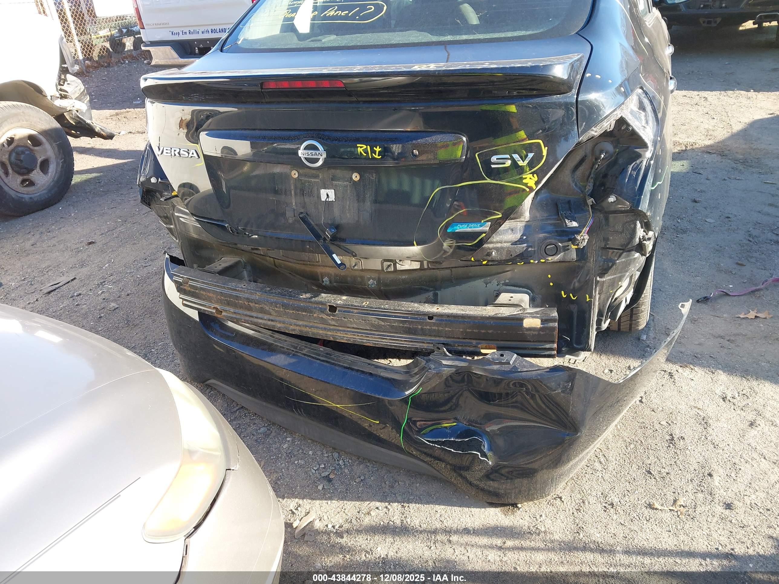 NISSAN VERSA image 6
