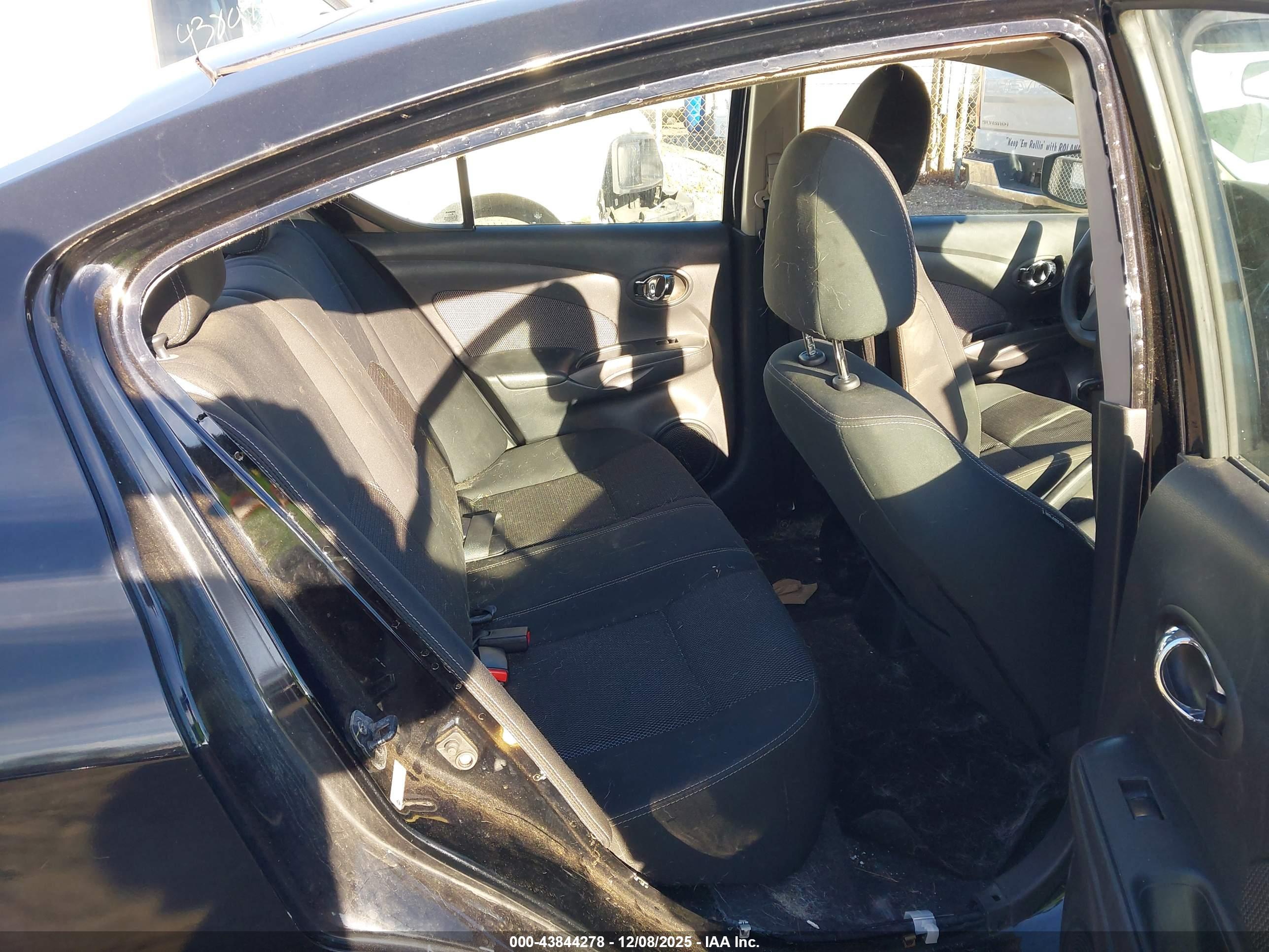 NISSAN VERSA image 8