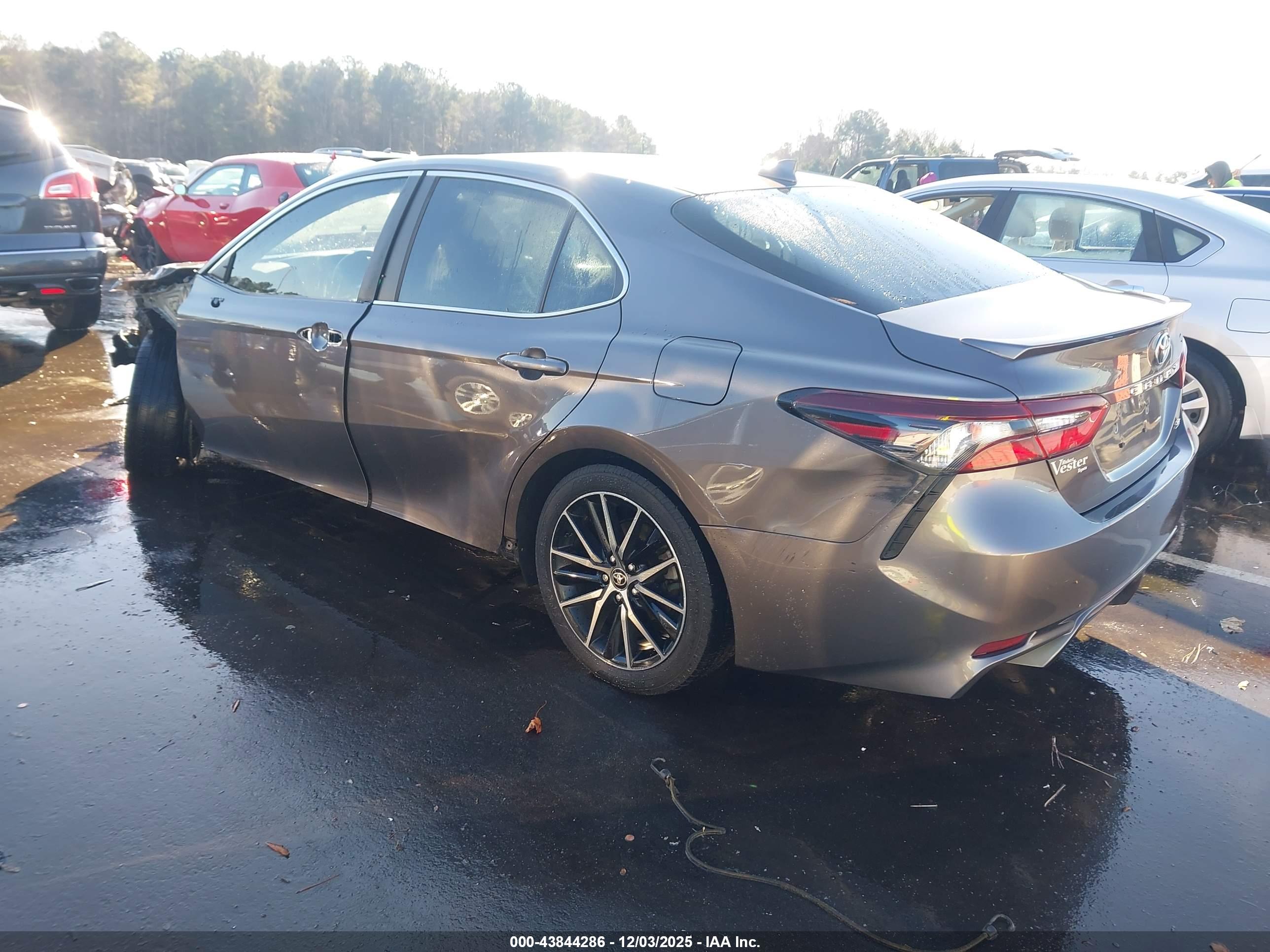 TOYOTA CAMRY image 3