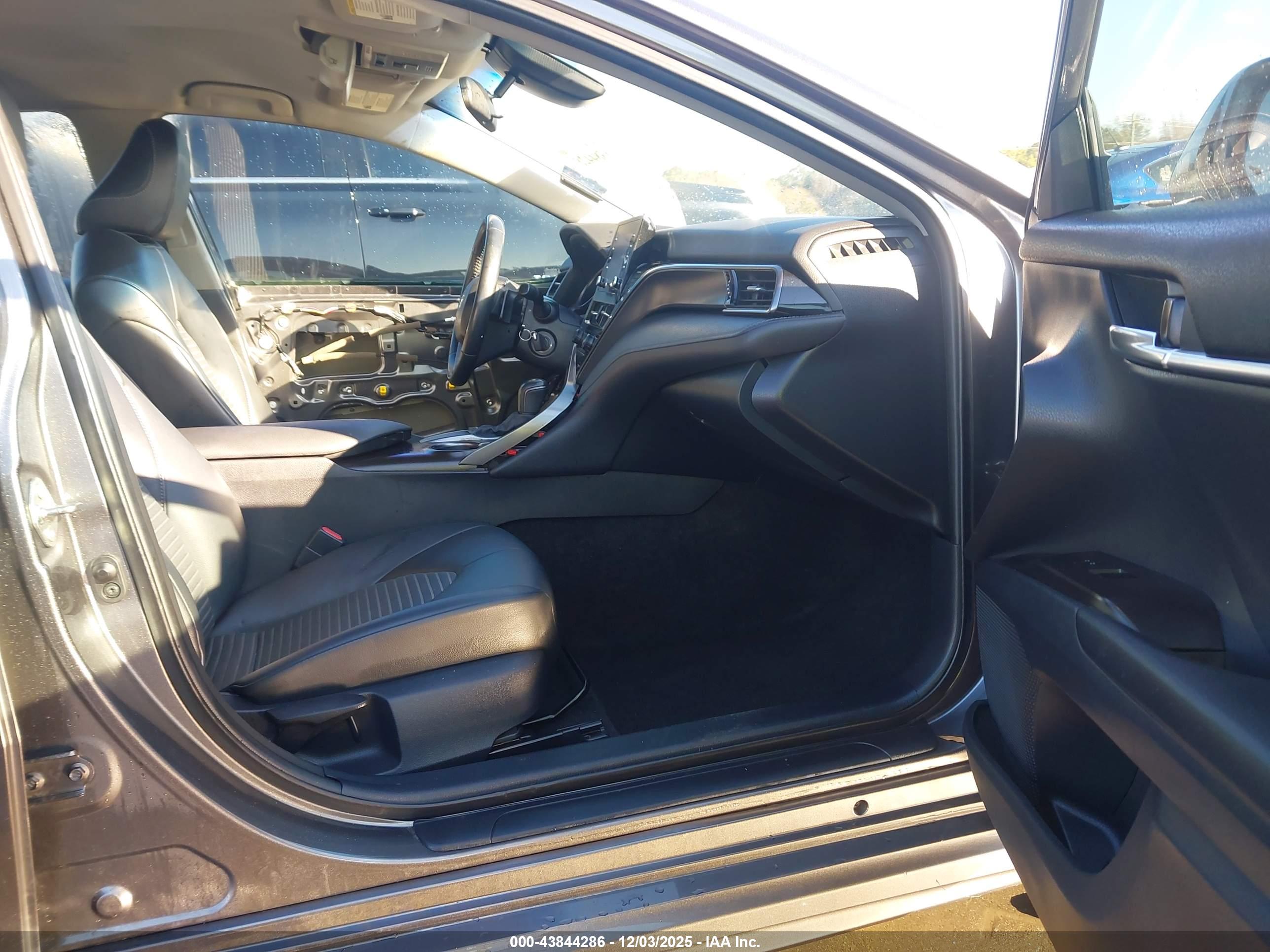 TOYOTA CAMRY image 5