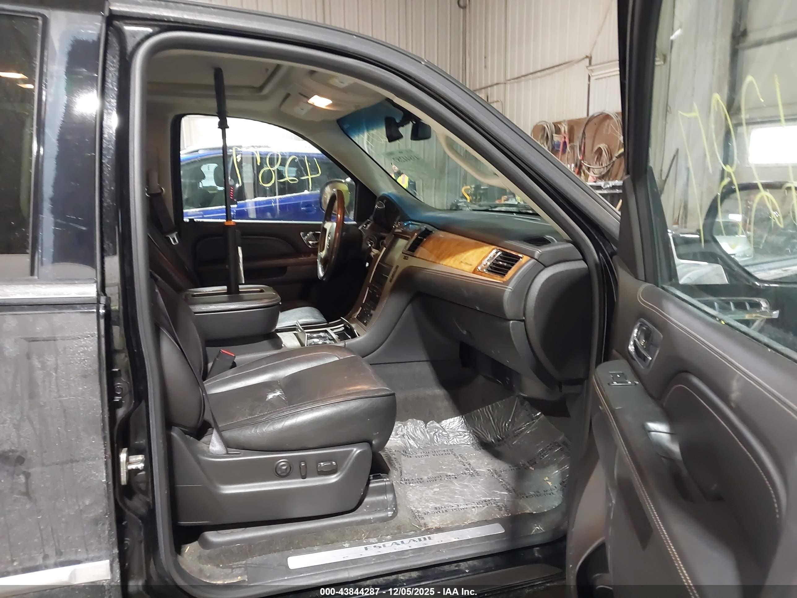 CADILLAC ESCALADE image 5