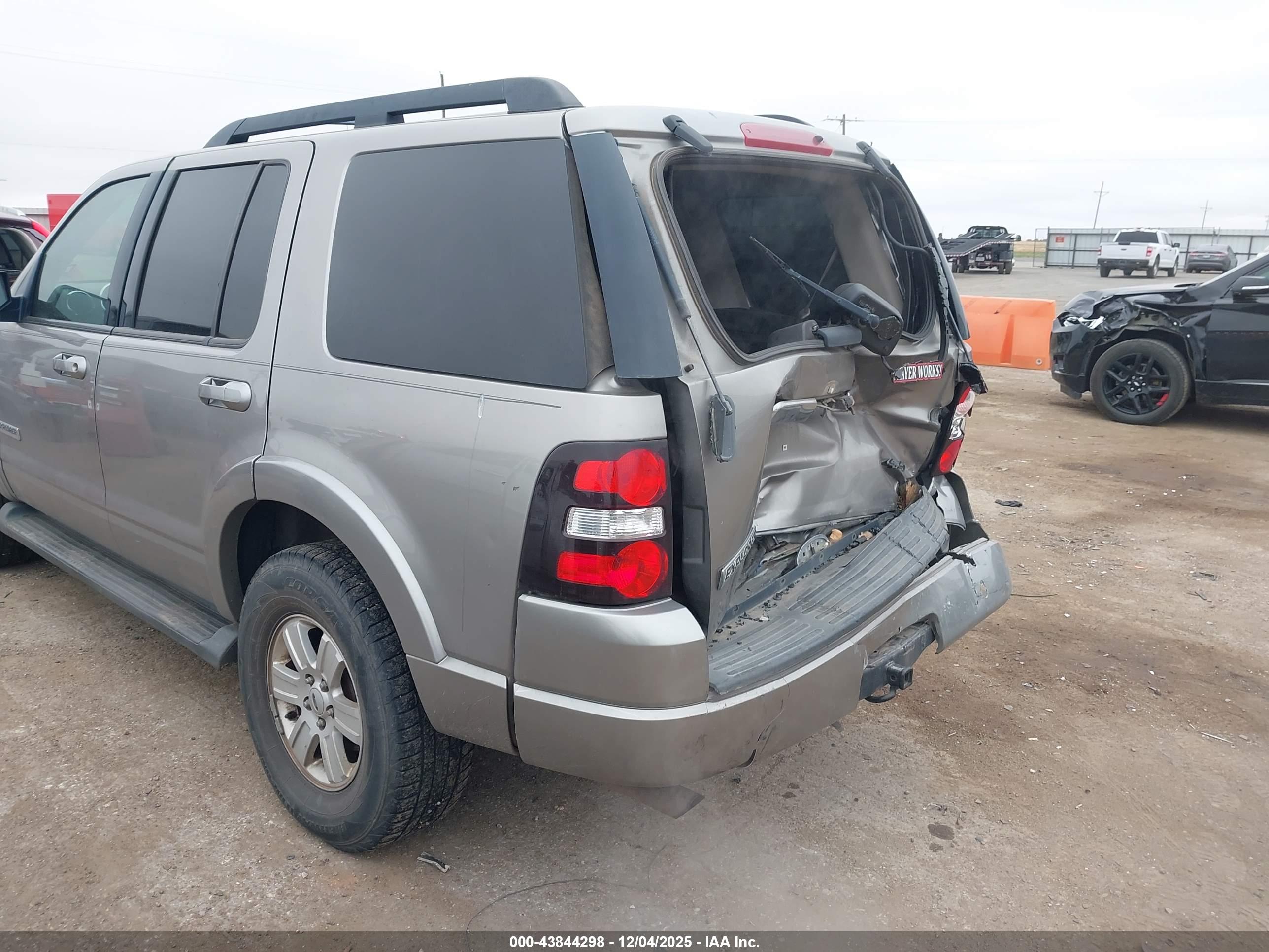 FORD EXPLORER image 6