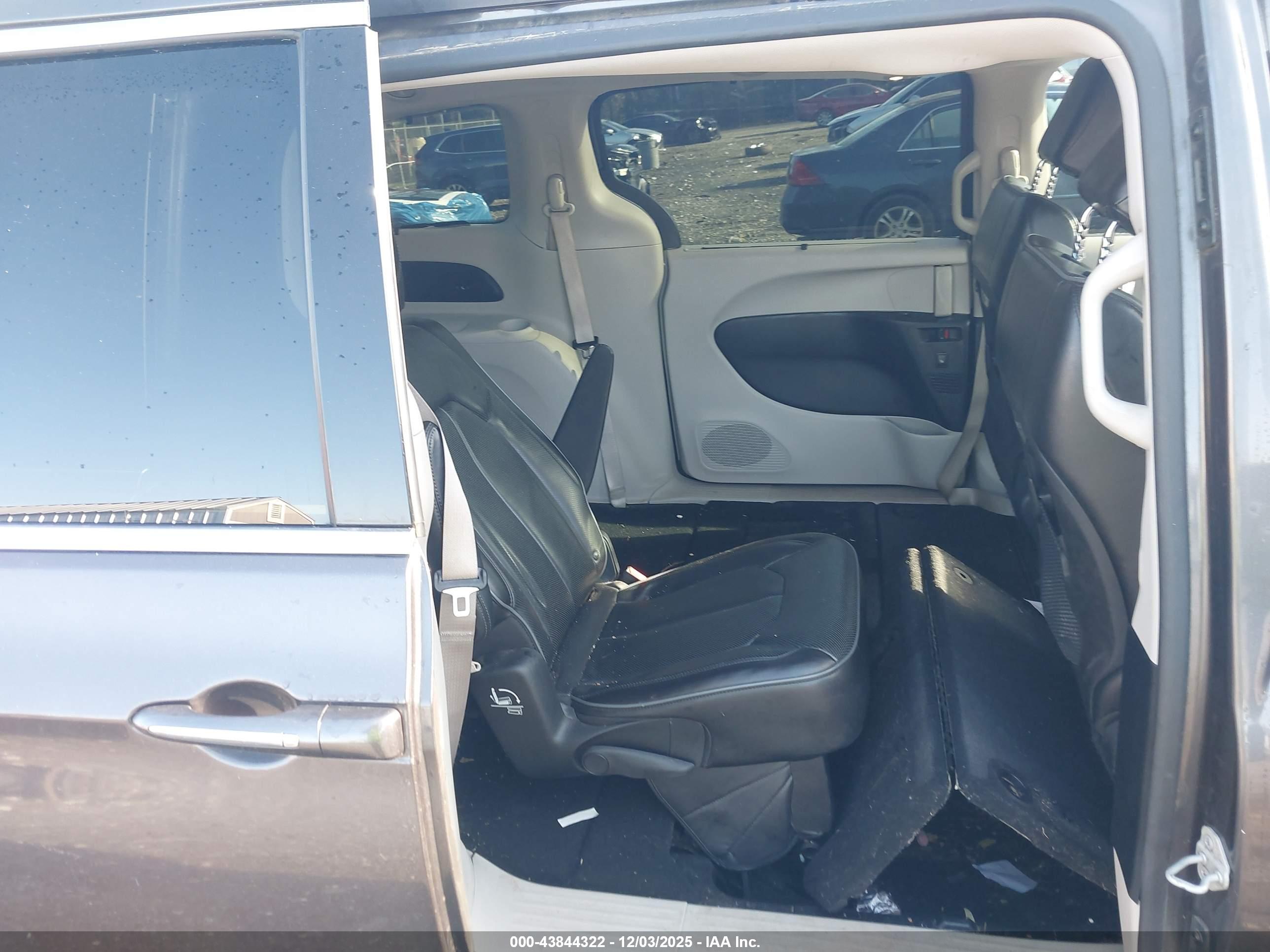 CHRYSLER PACIFICA image 8