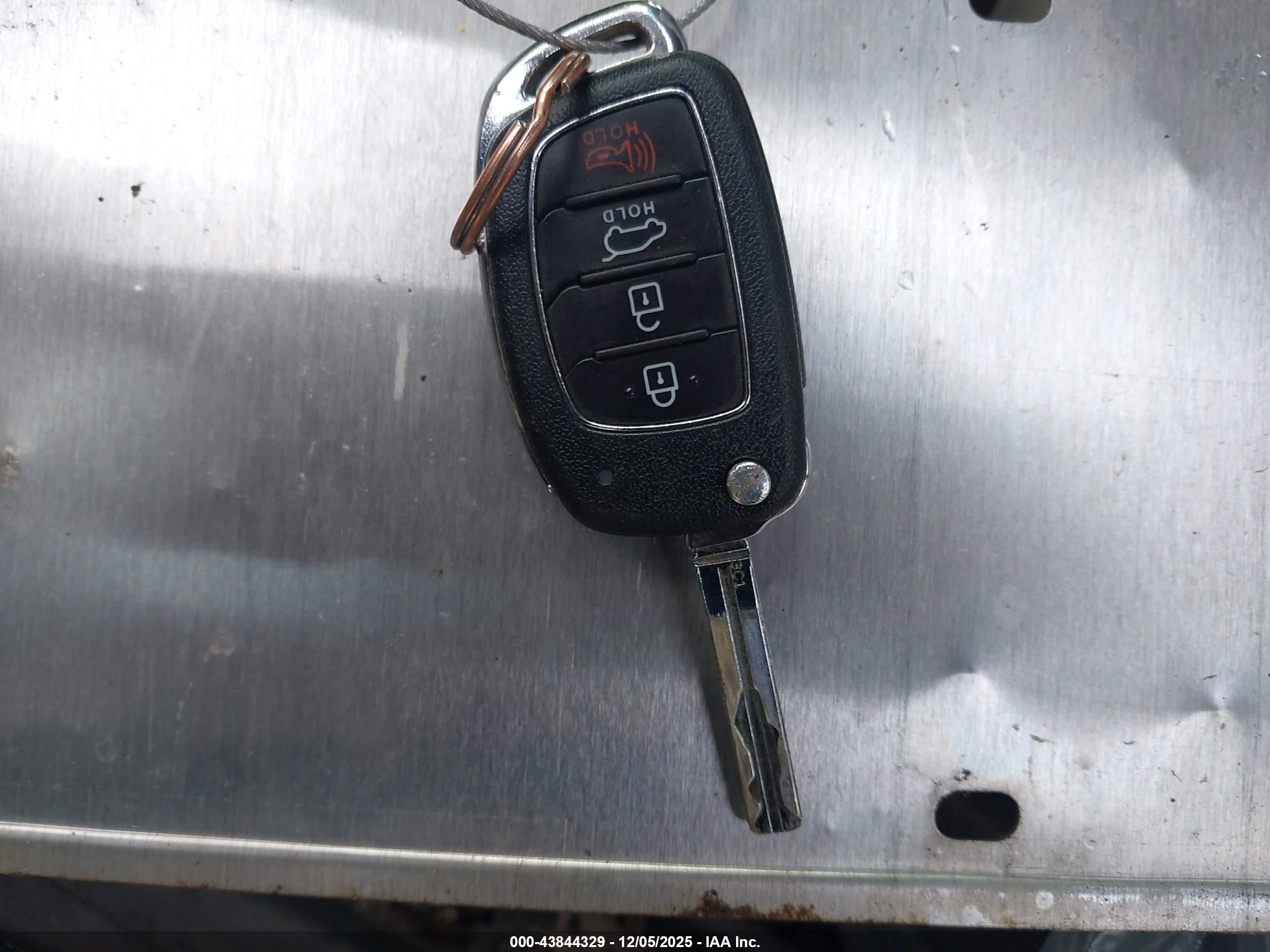 HYUNDAI TUCSON image 11