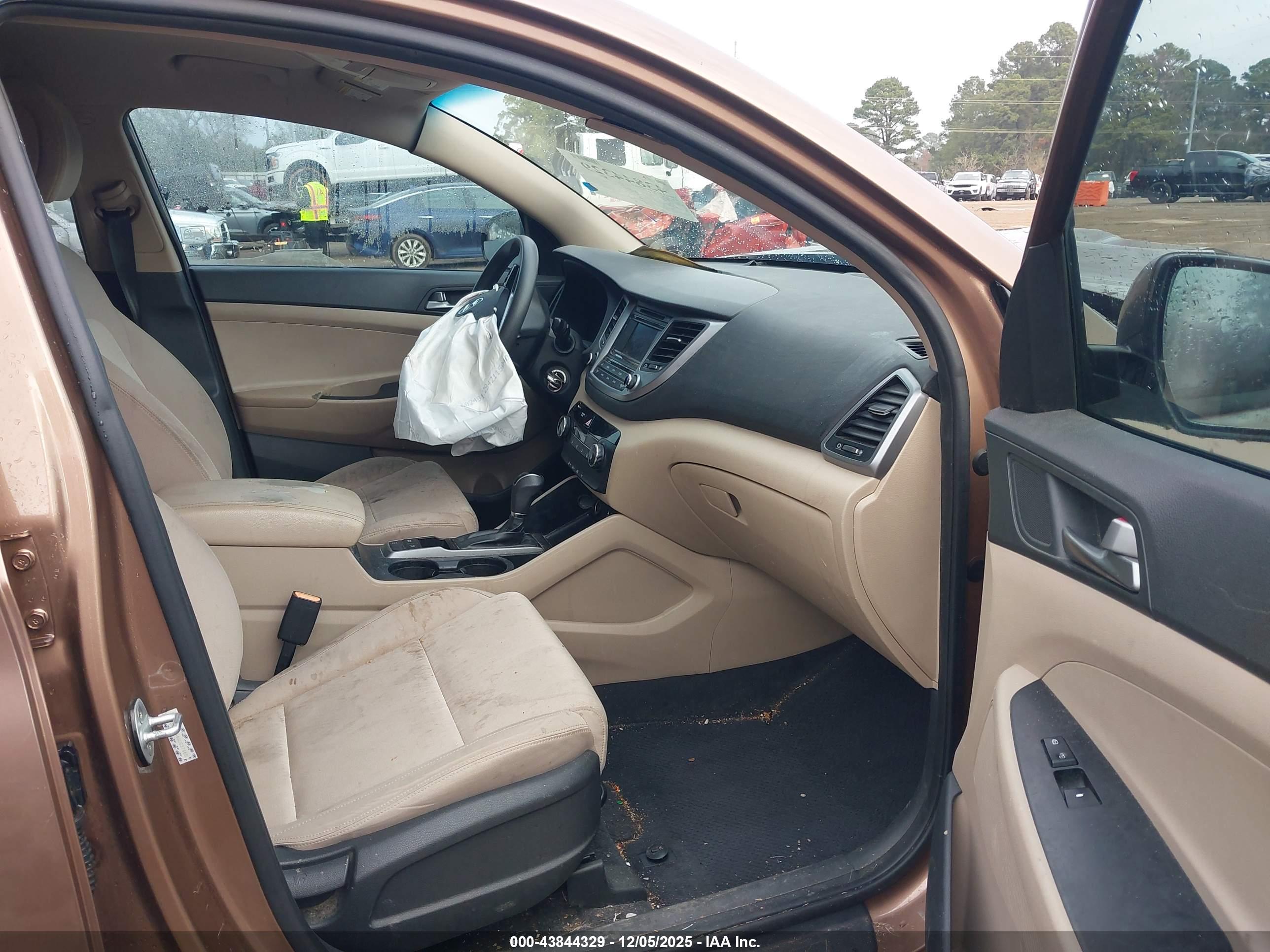 HYUNDAI TUCSON image 5