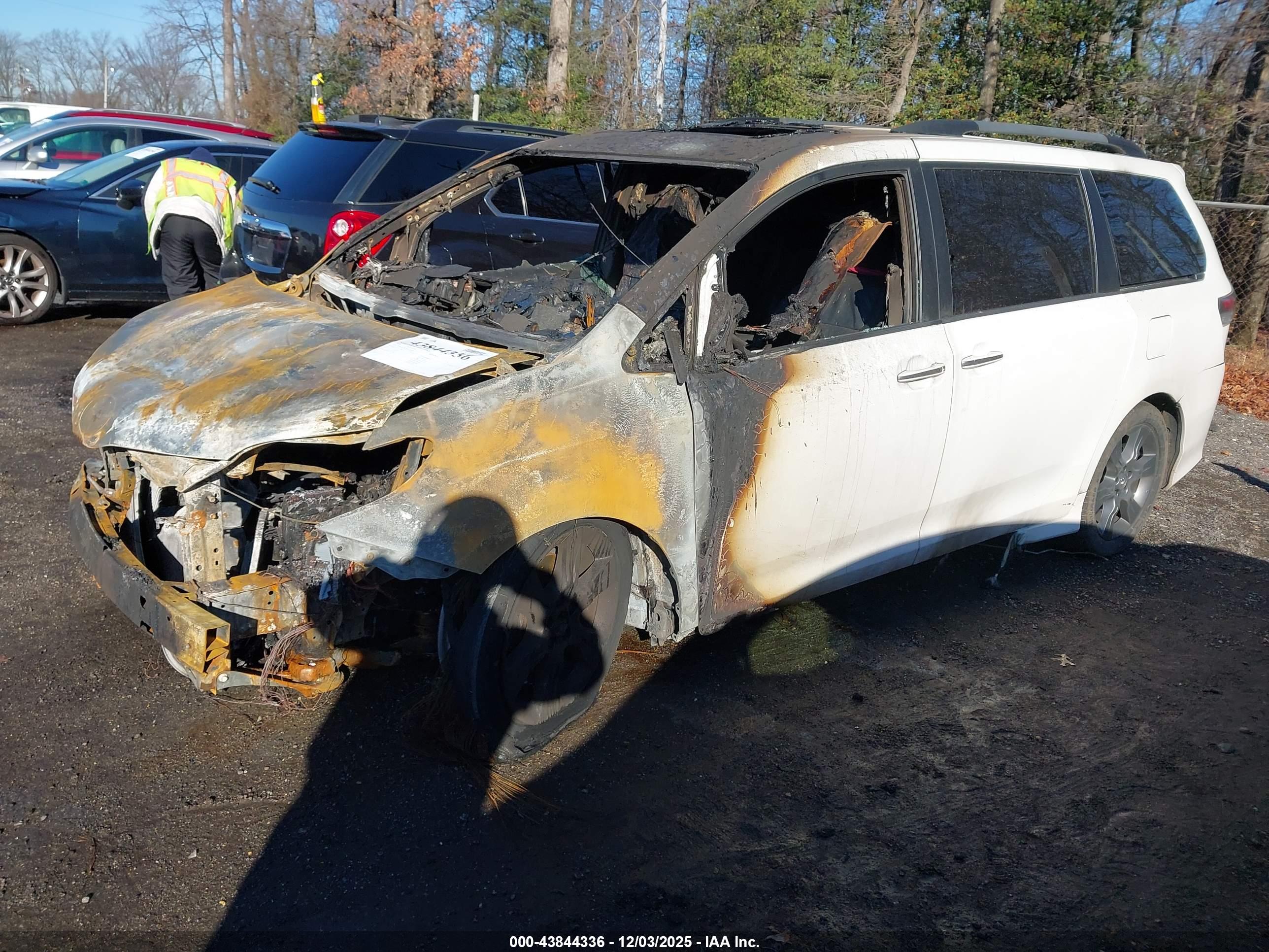 TOYOTA SIENNA image 2