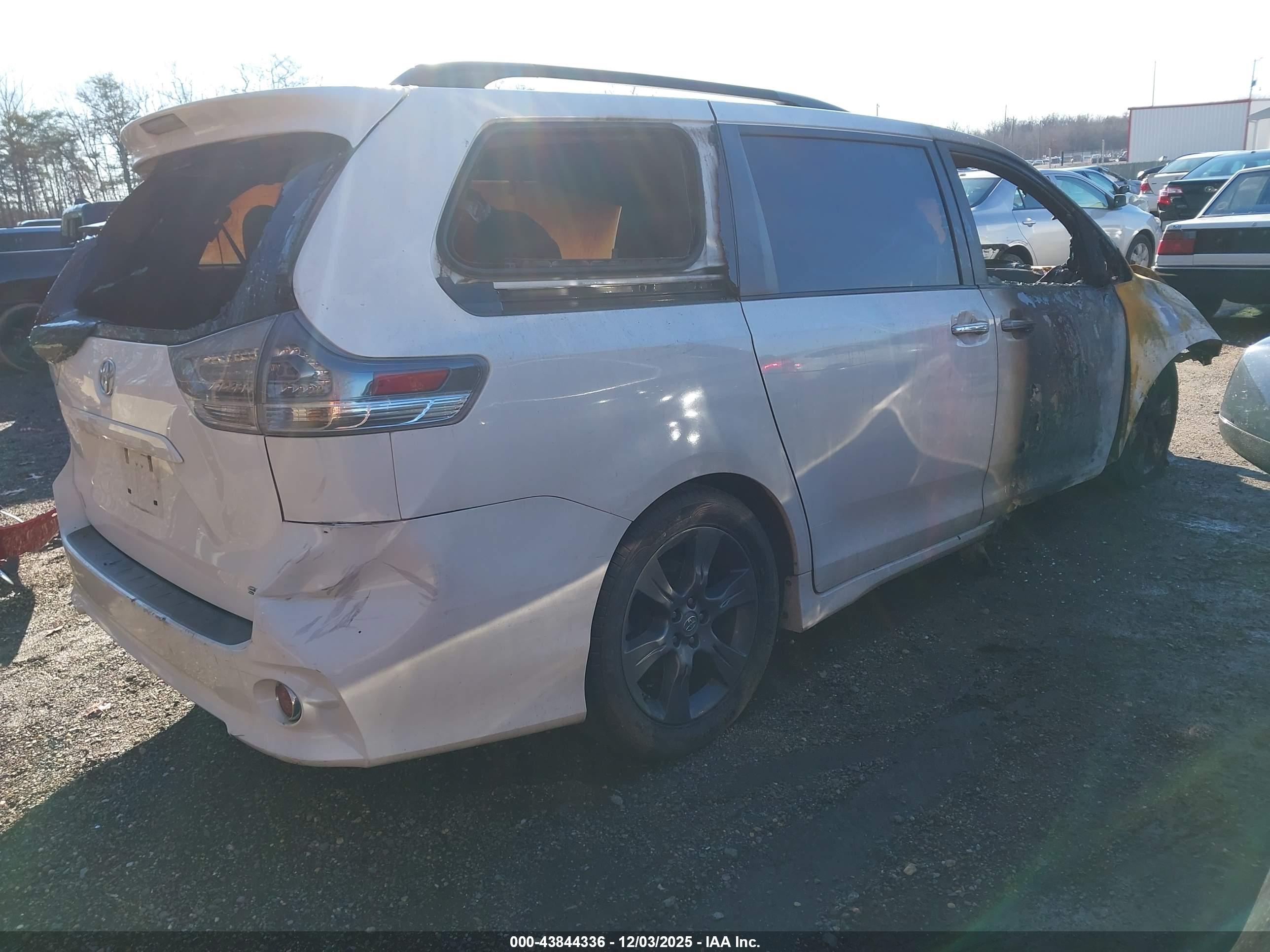TOYOTA SIENNA image 4