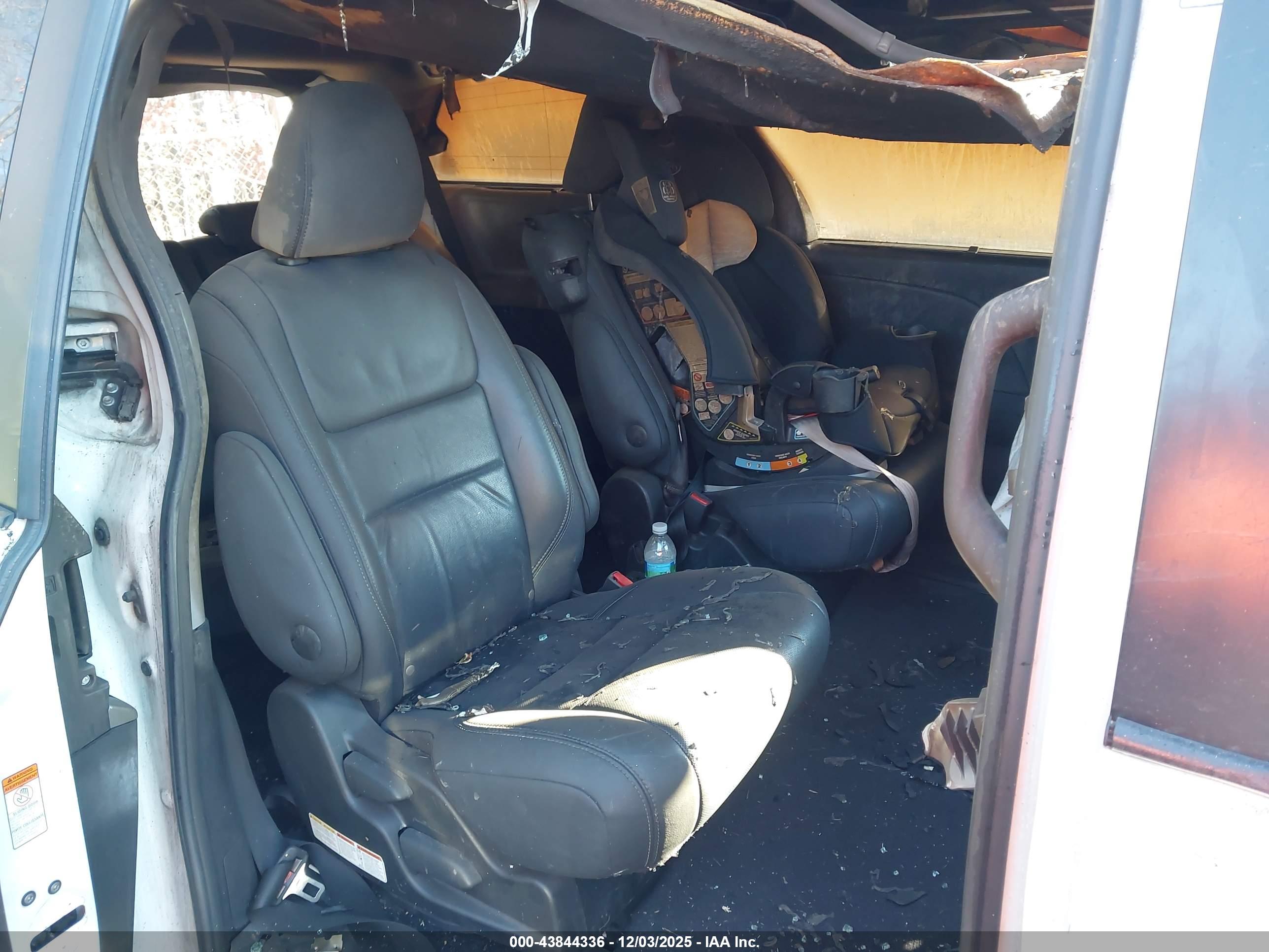 TOYOTA SIENNA image 8