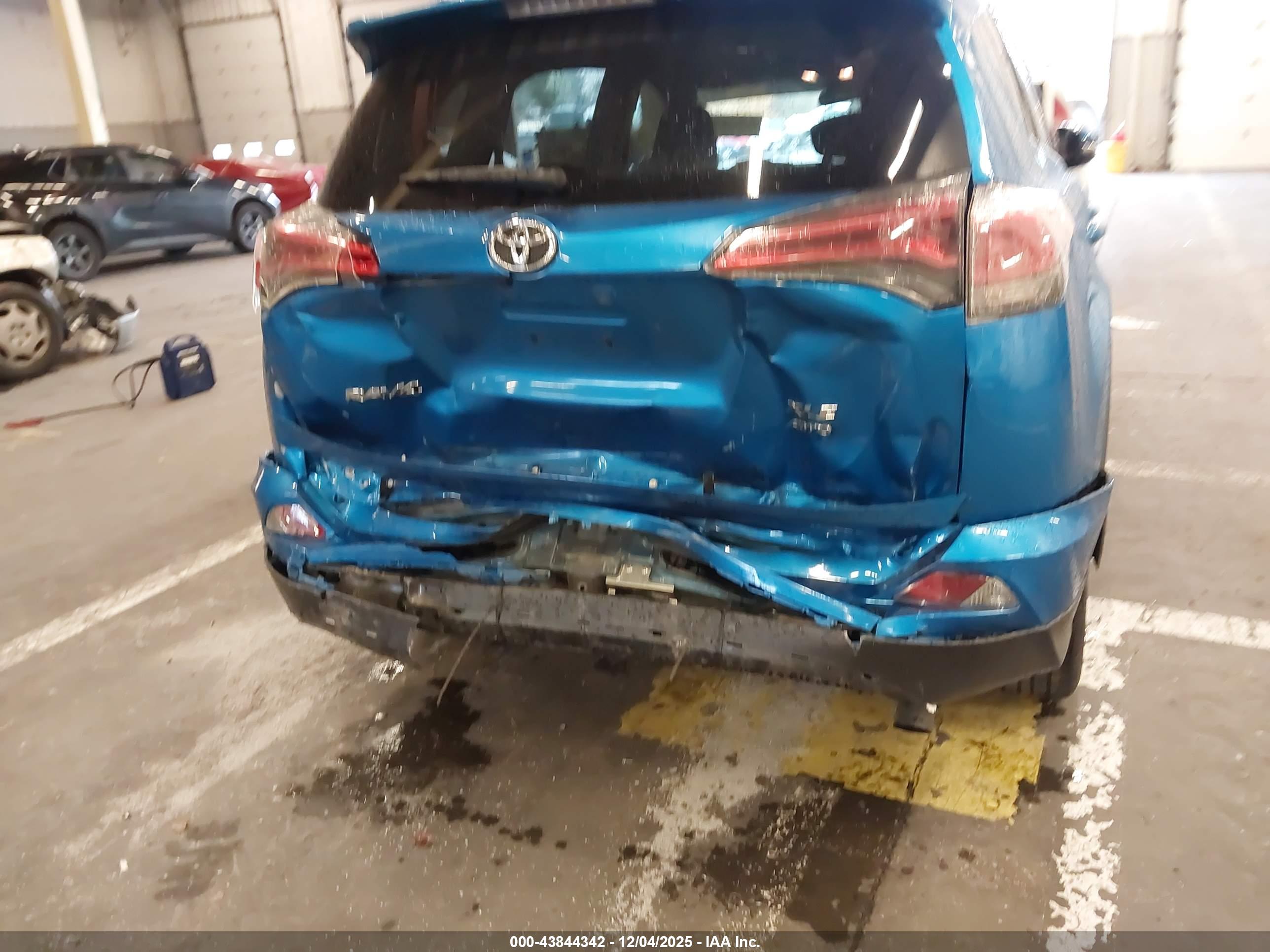 TOYOTA RAV4 image 6