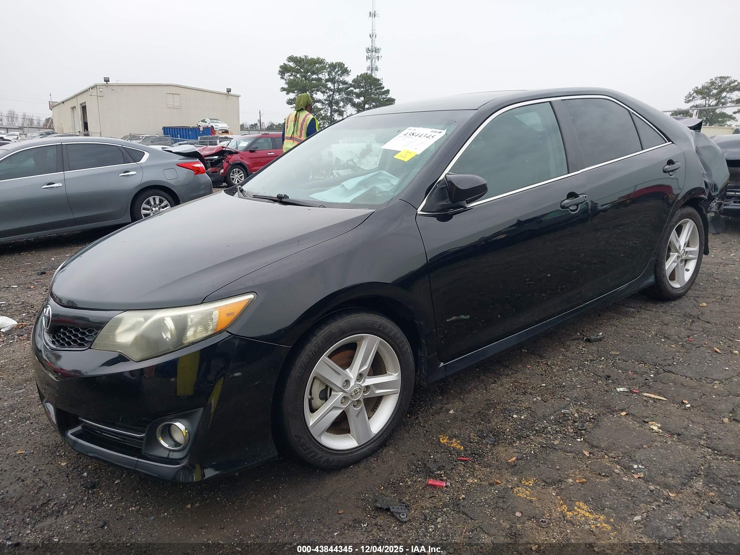 TOYOTA CAMRY image 2