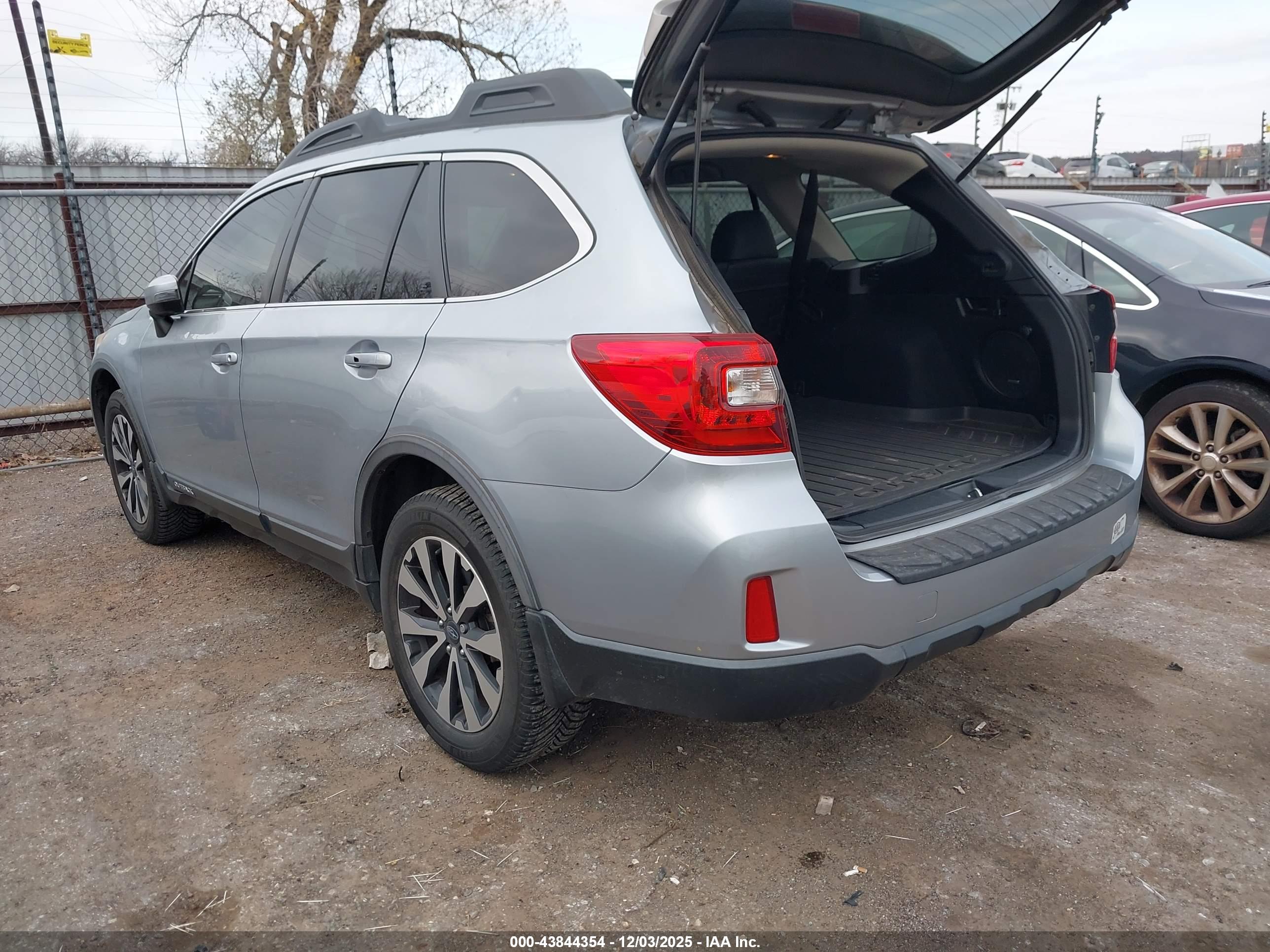 SUBARU OUTBACK image 3