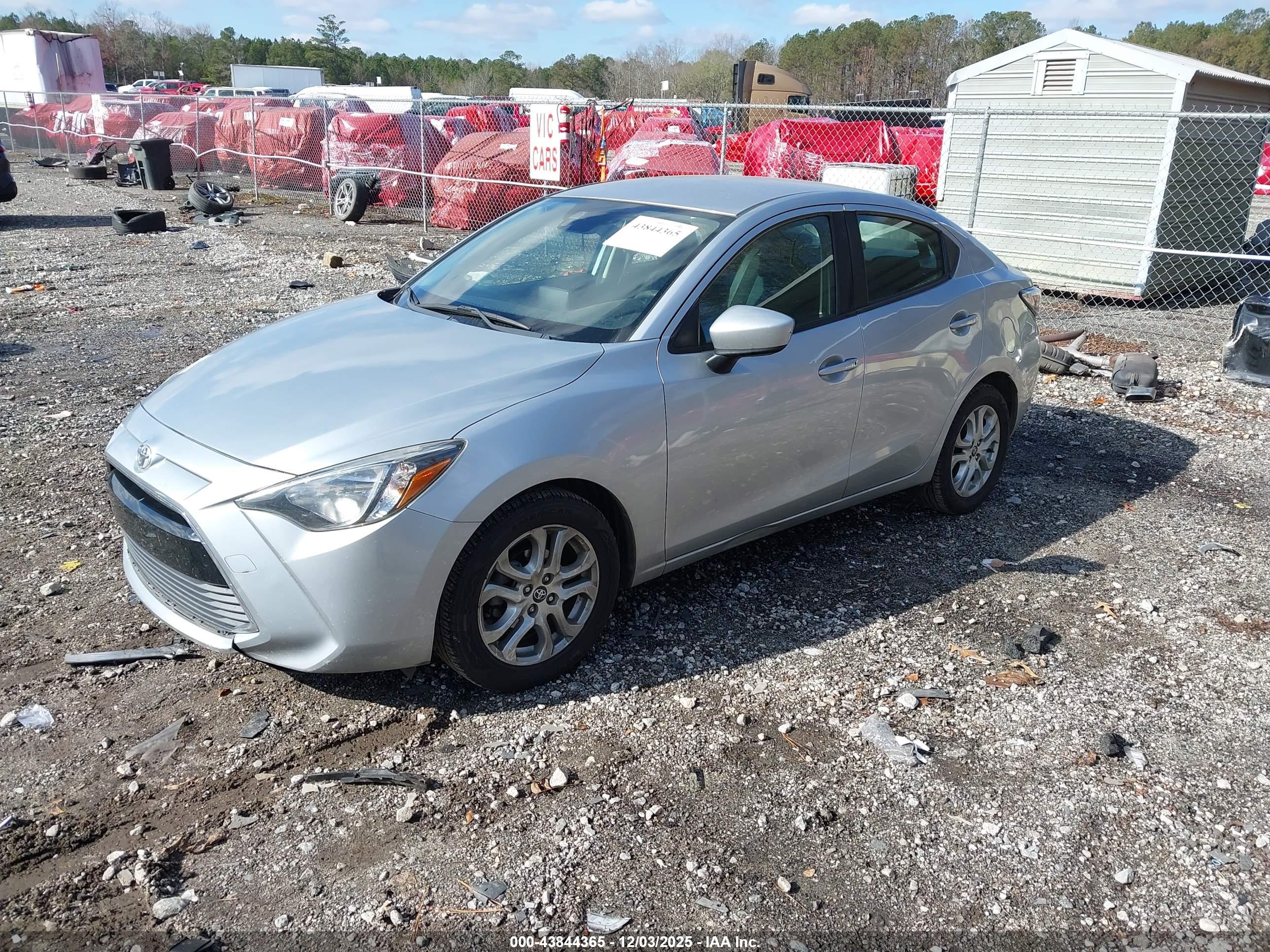 TOYOTA YARIS image 2