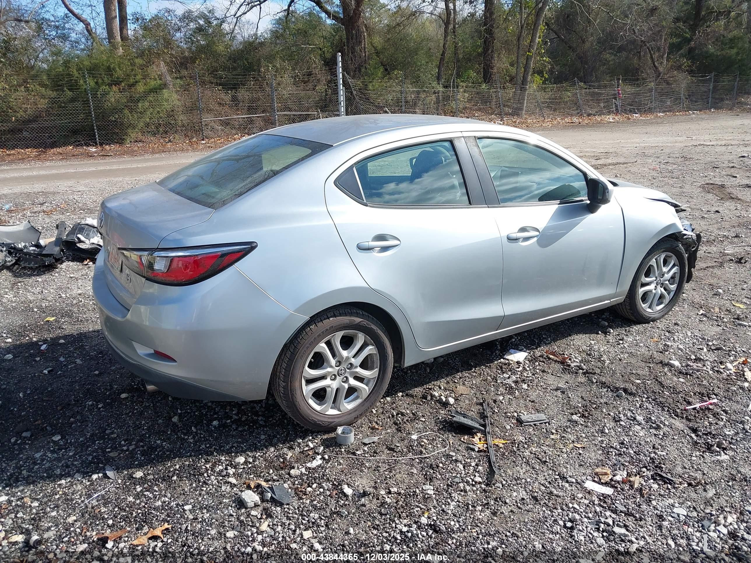 TOYOTA YARIS image 4