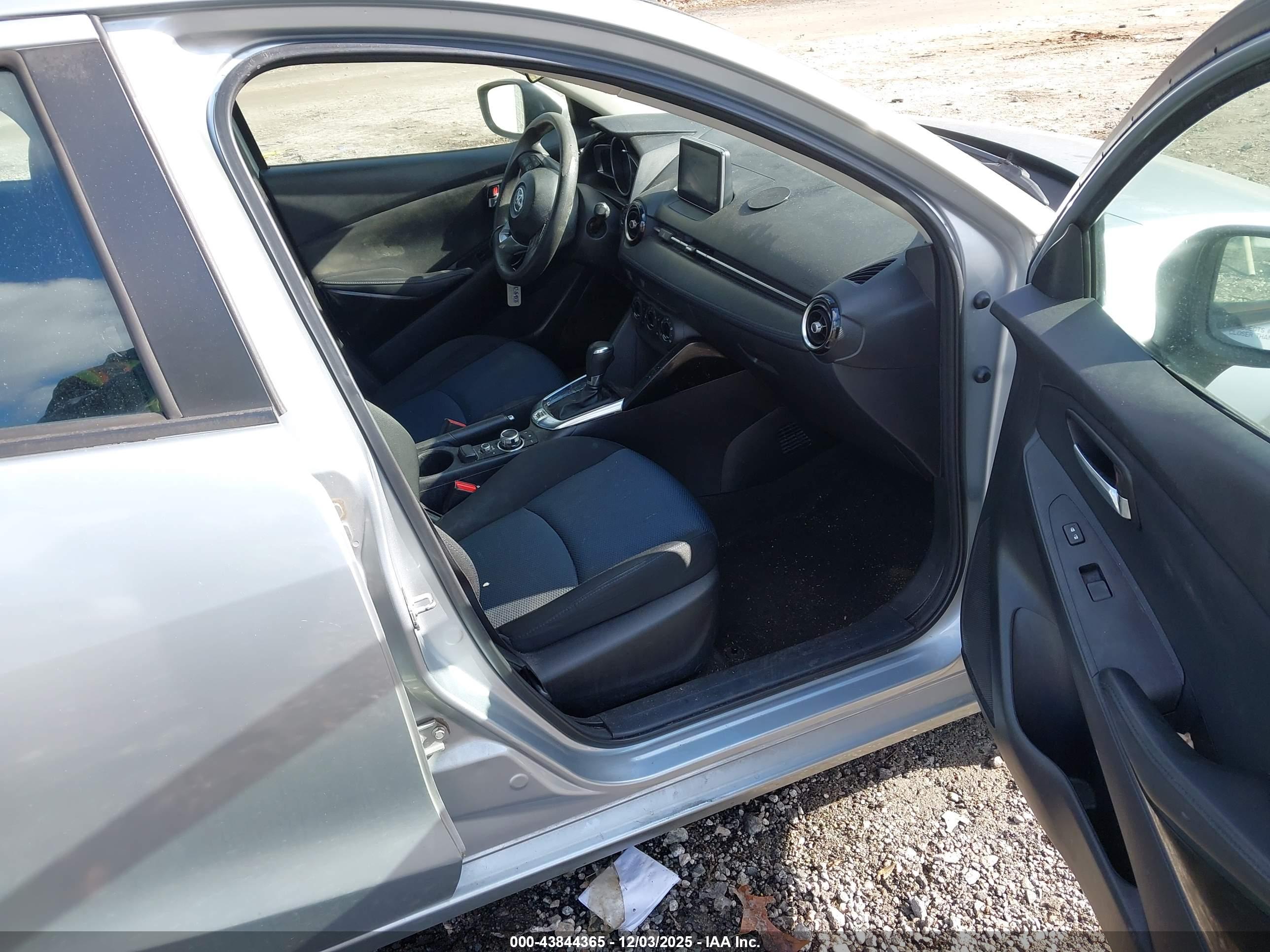 TOYOTA YARIS image 5