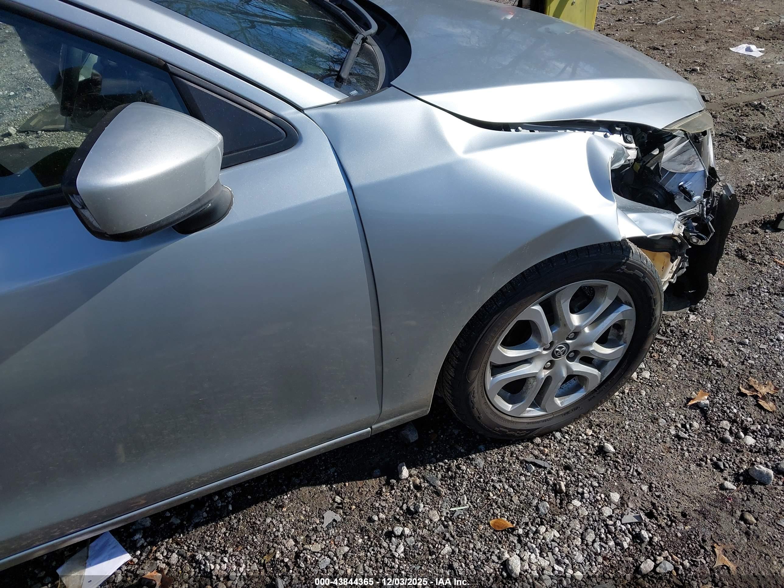 TOYOTA YARIS image 6