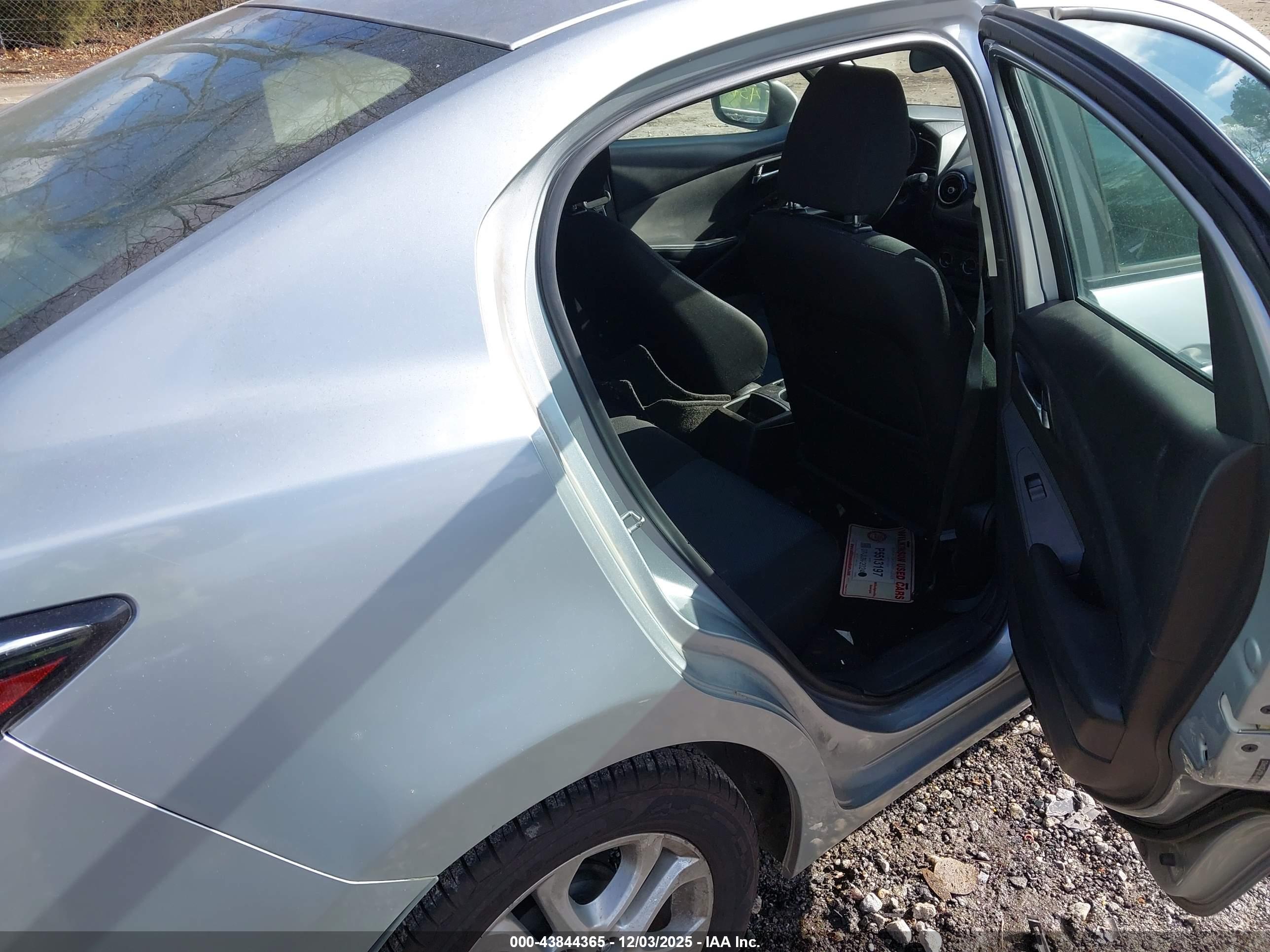 TOYOTA YARIS image 8