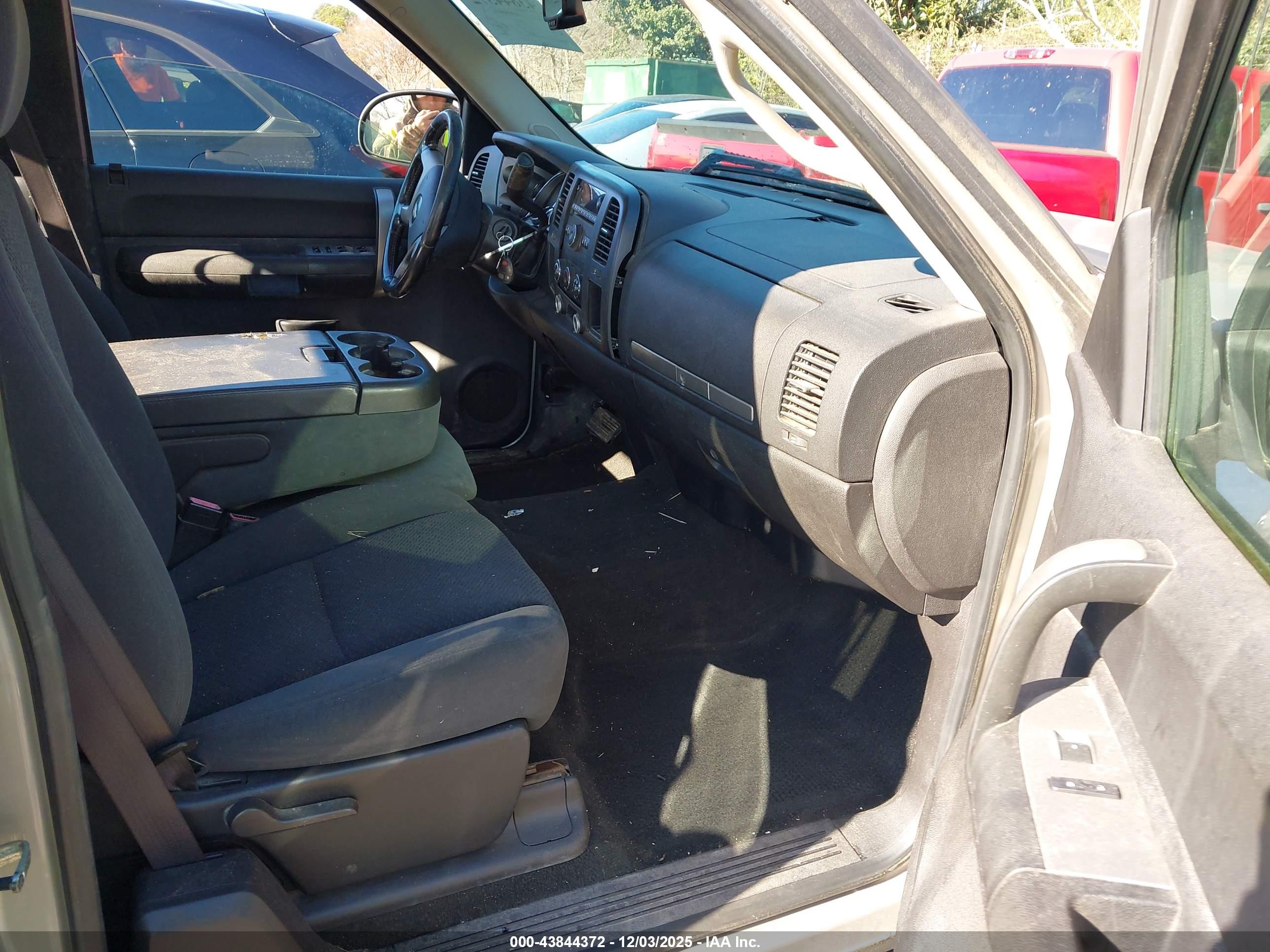 CHEVROLET SILVERADO image 5