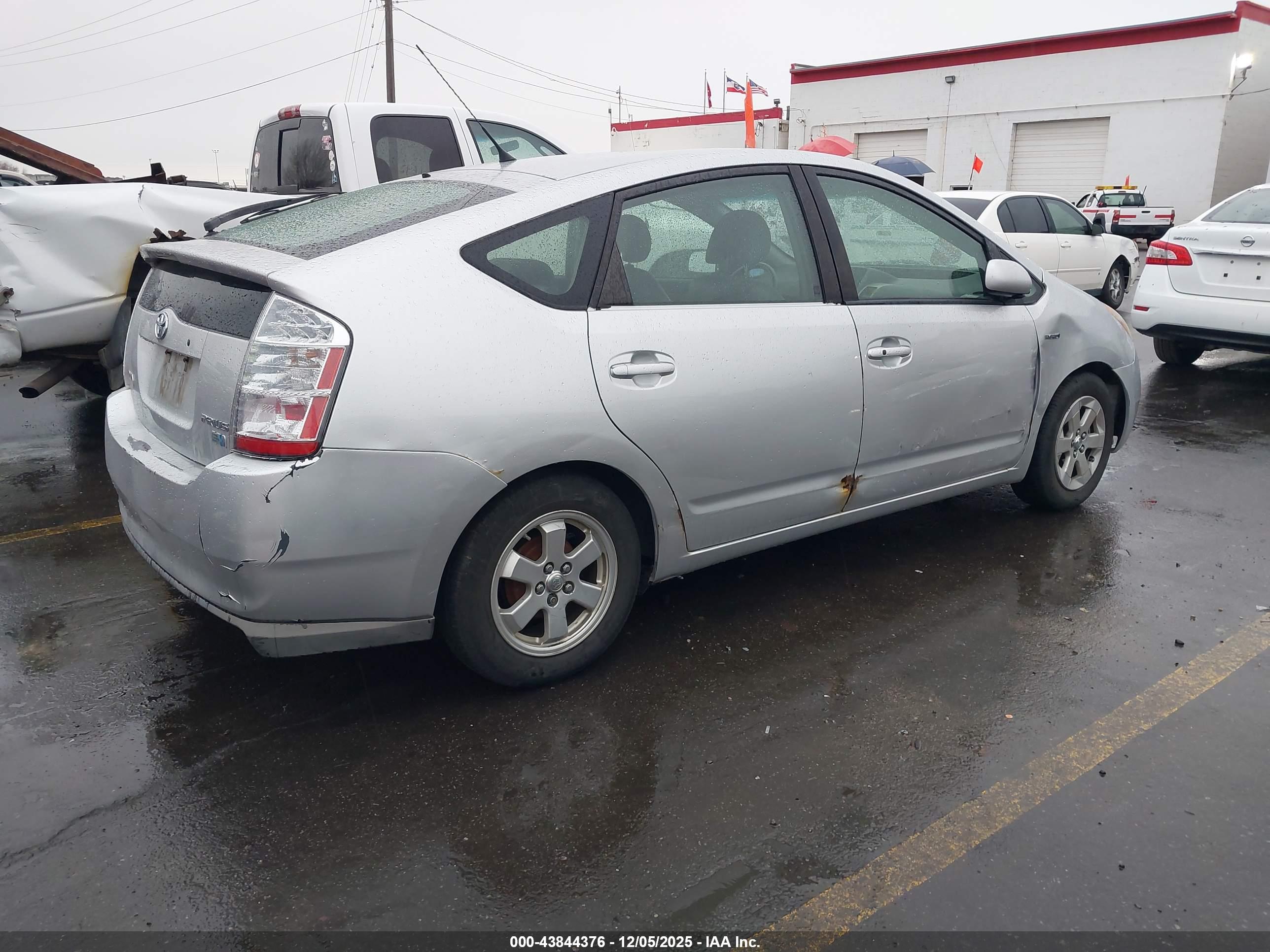TOYOTA PRIUS image 4