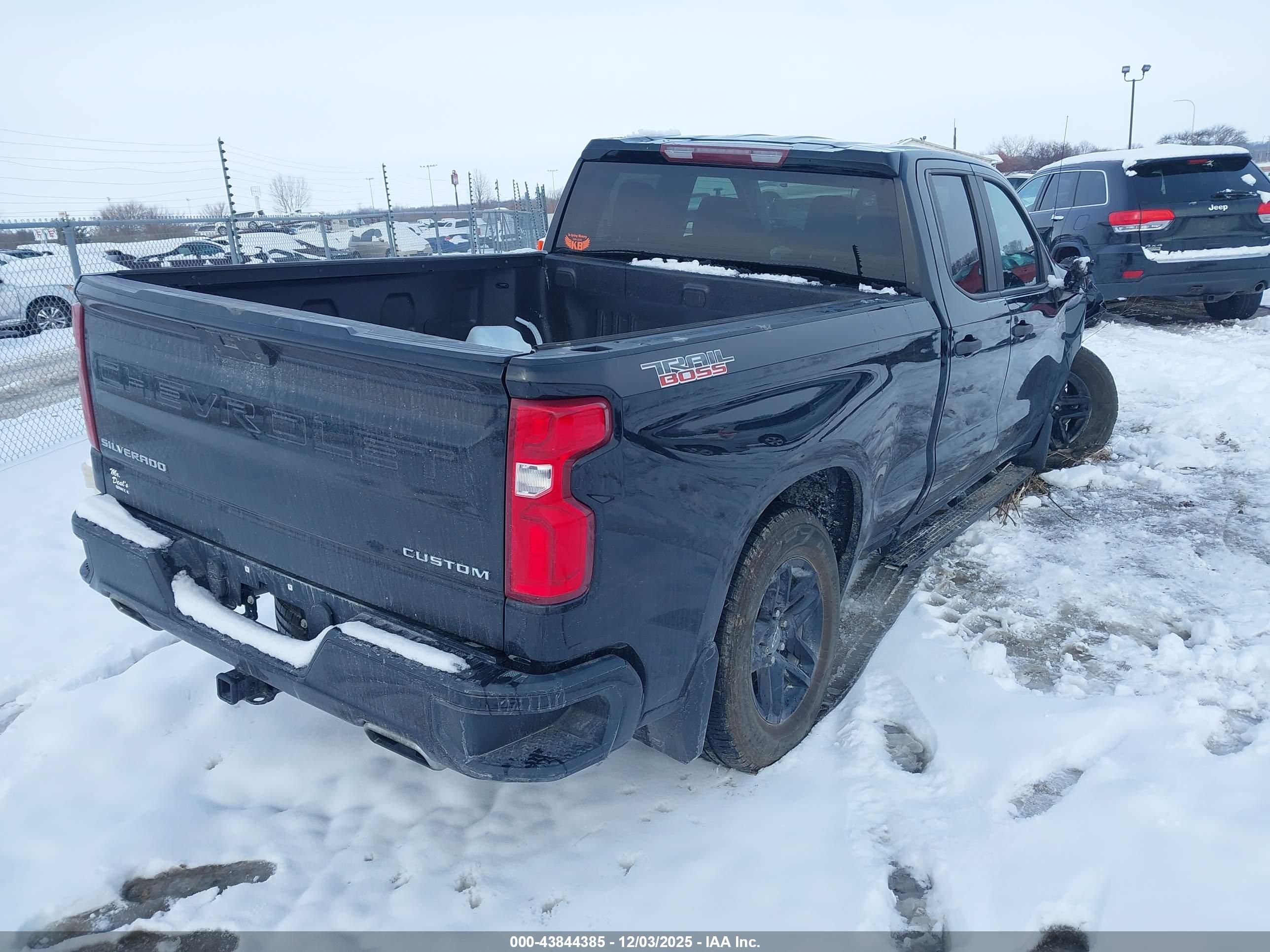 CHEVROLET SILVERADO image 4