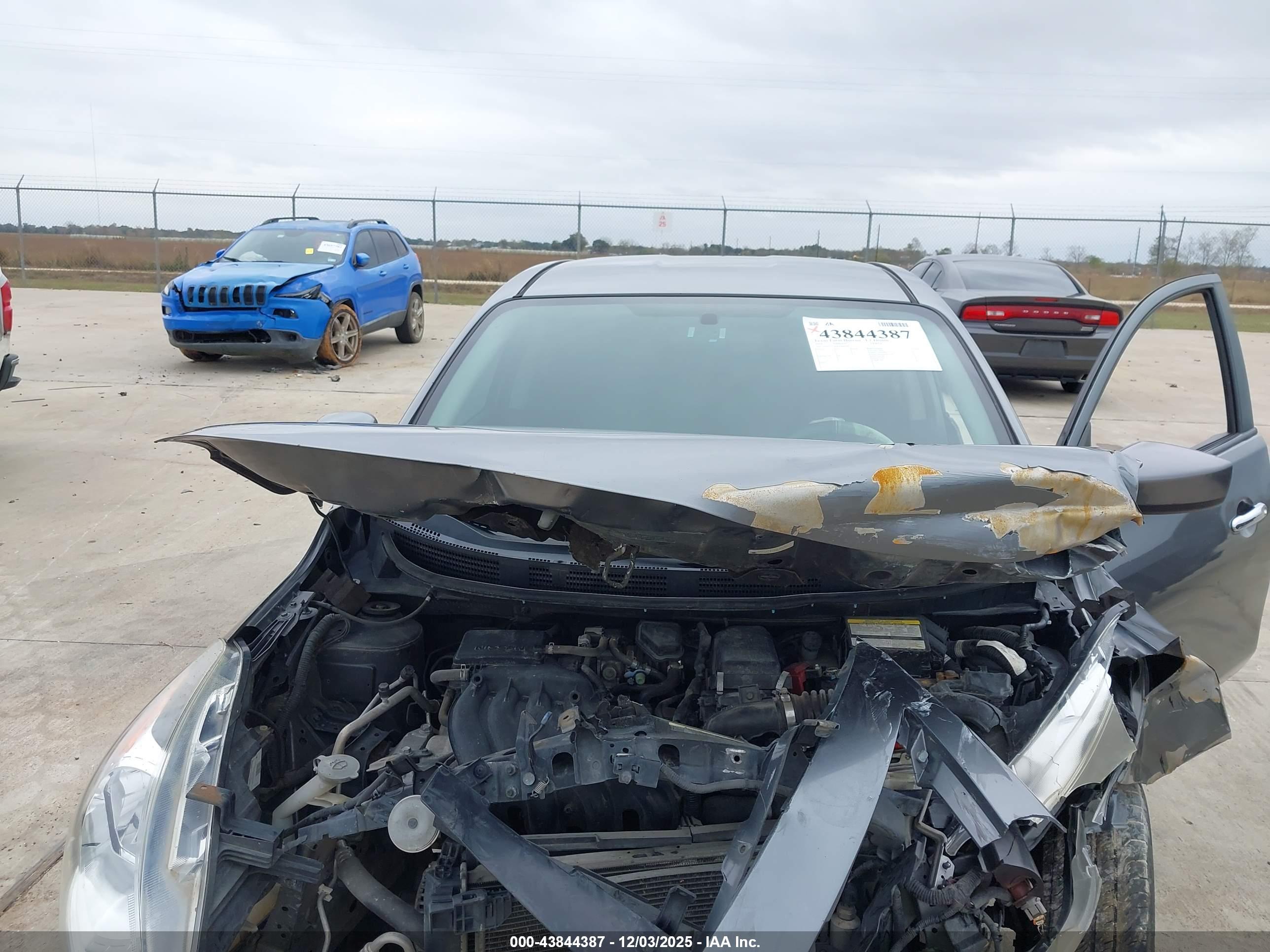 NISSAN VERSA image 10