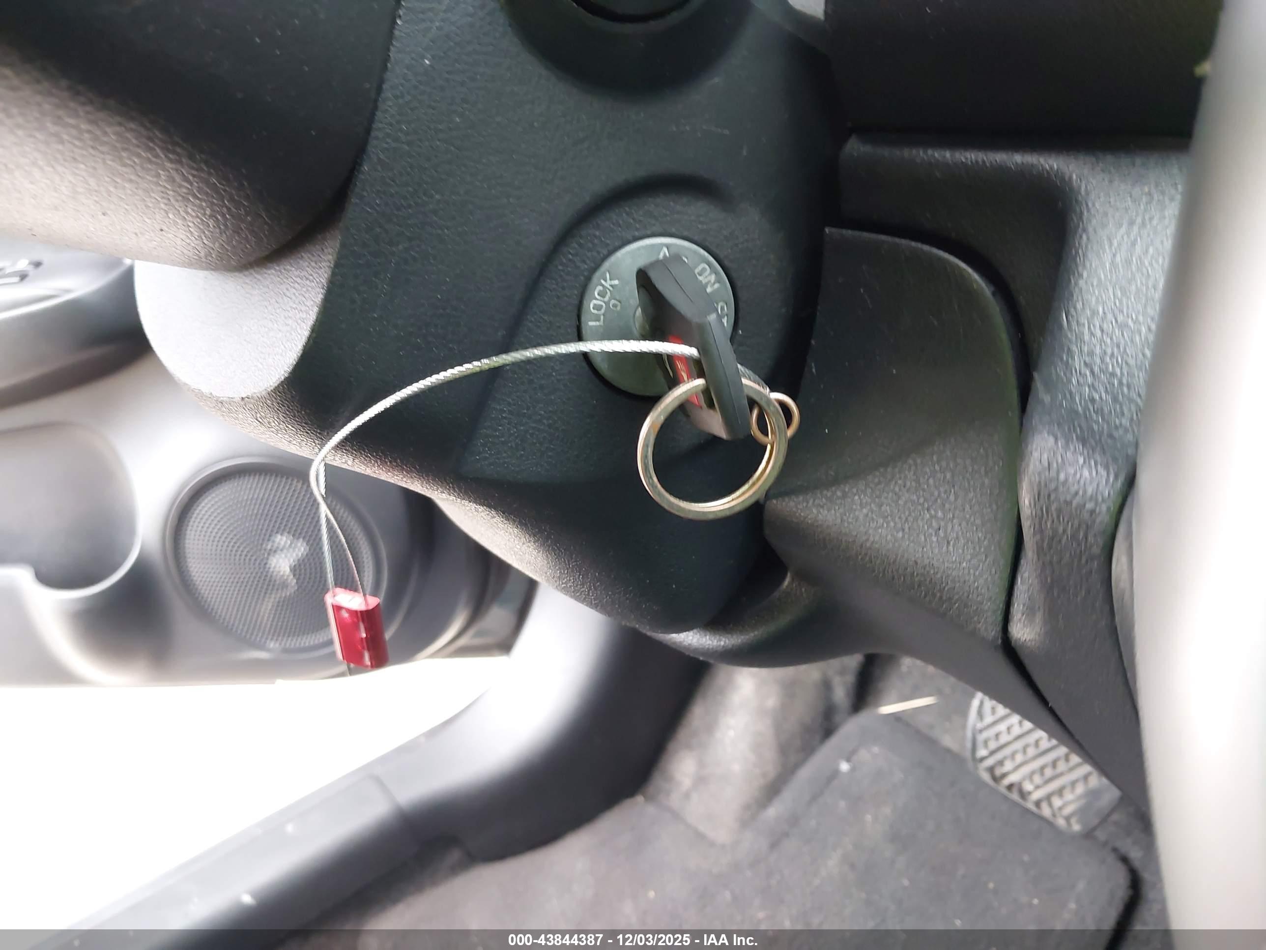 NISSAN VERSA image 11