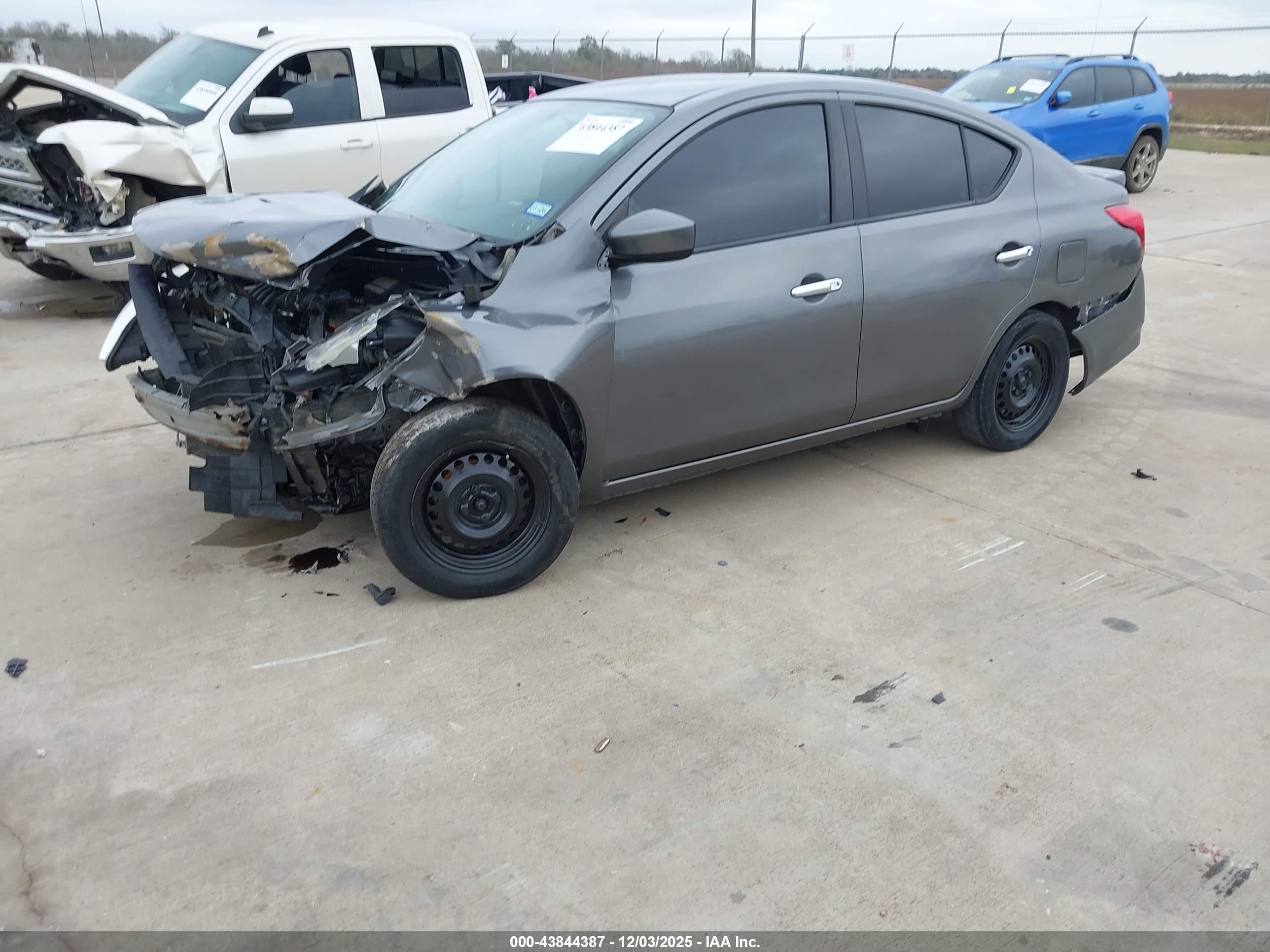 NISSAN VERSA image 2