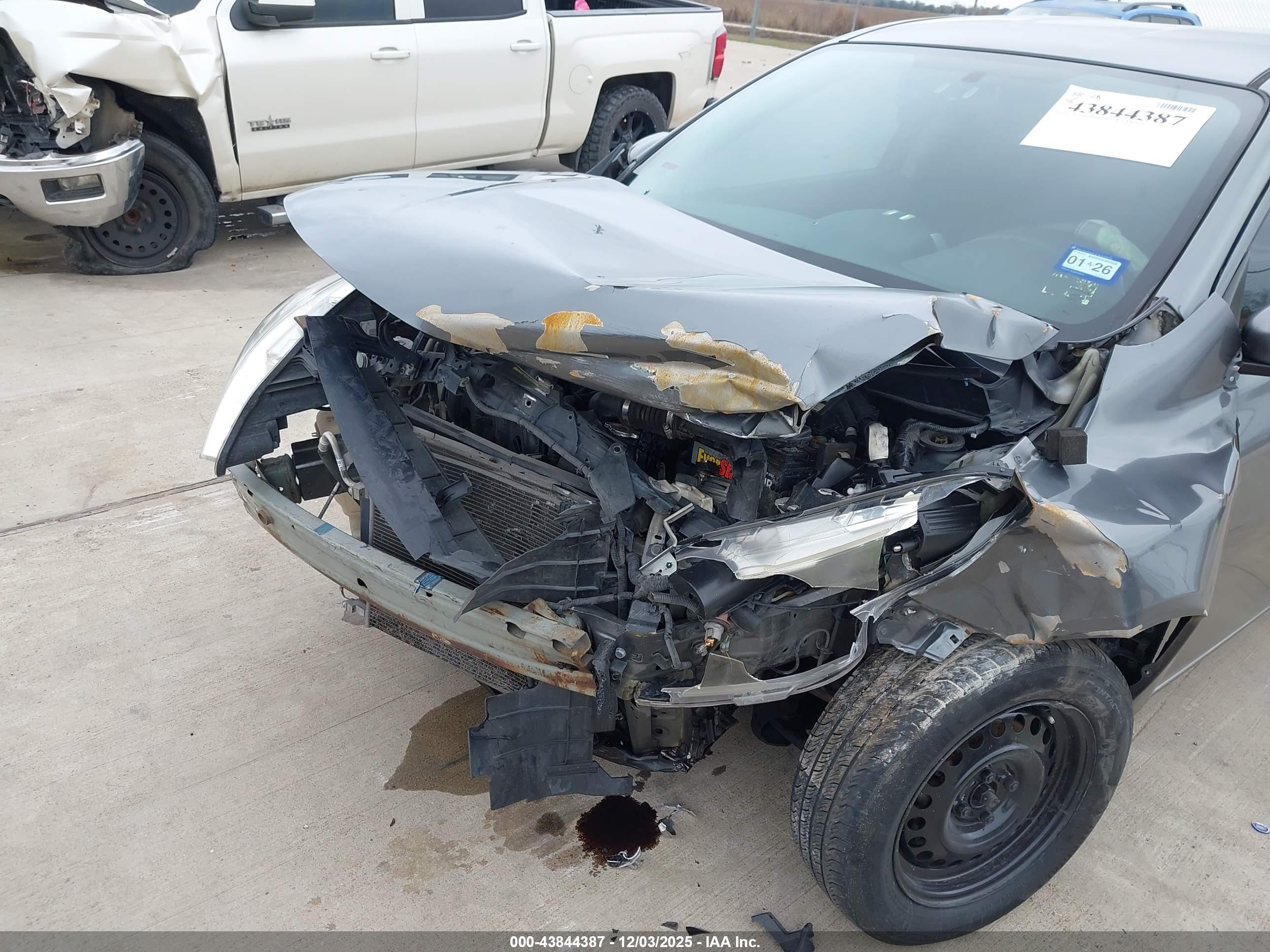 NISSAN VERSA image 6