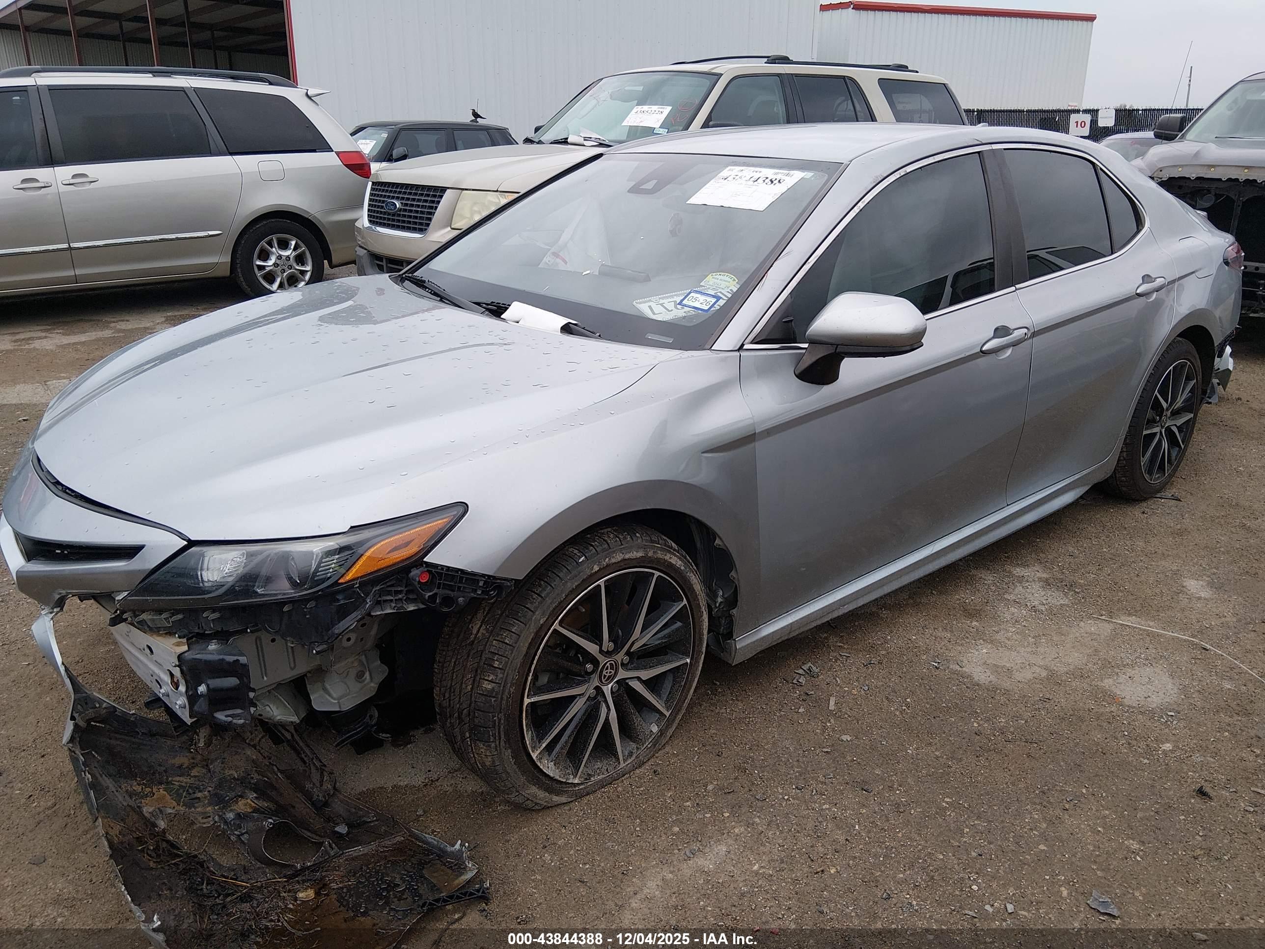 TOYOTA CAMRY image 2